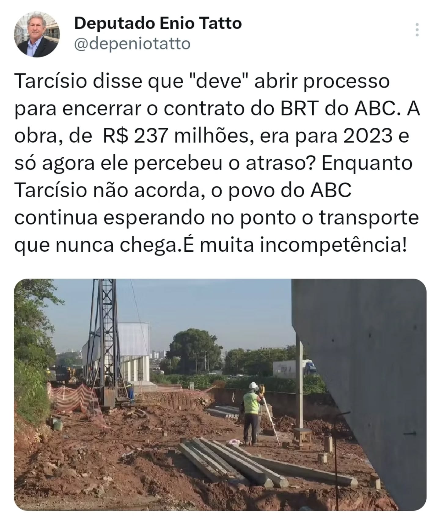 A incompetência em São Paulo tem nome e sobrenome: Tarcísio de Freitas.
O BRT começou a sair do papel ainda na gestão de João Doria, em 2022. Três anos depois, a obra virou um monumento ao atraso, ao improviso e à total falta de comando.
Agora, às vésperas da reeleição, Tarcísio parece ter despertado de um sono conveniente e cogita romper o contrato, não por responsabilidade, mas porque finalmente percebeu o óbvio: a empresa não vai entregar nada. Gestão que corre atrás do prejuízo só quando a urna se aproxima é oportunismo eleitoral.
Enquanto isso, quem paga a conta é o povo do ABC Paulista, condenado a mais promessas vazias, mais trânsito e menos dignidade no transporte.
