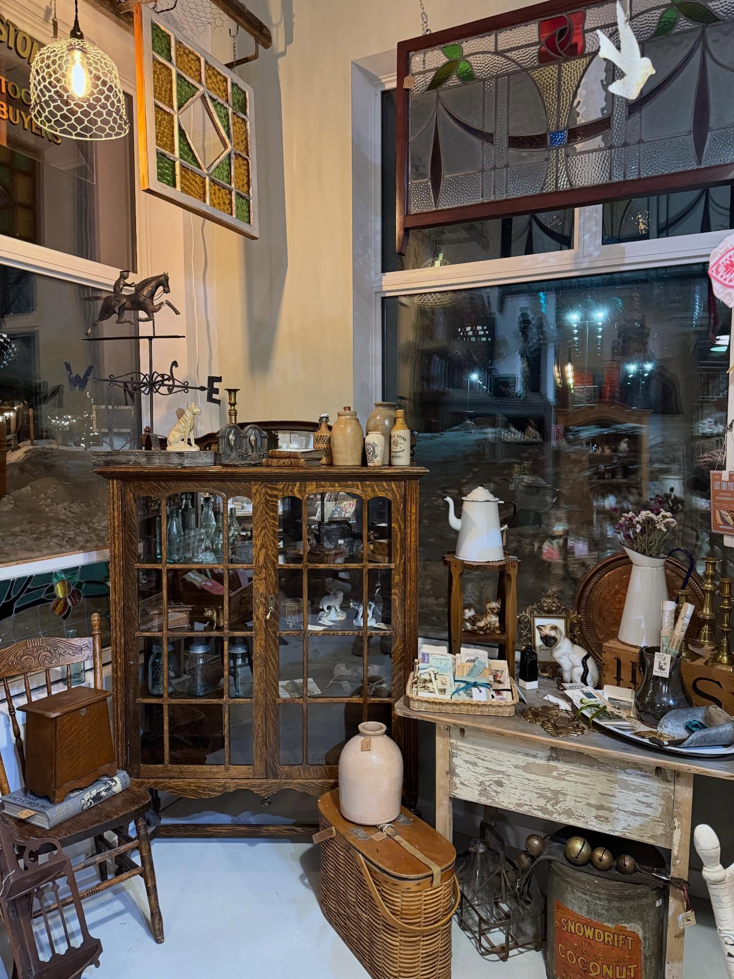 Very busy weekend…. So some great furniture pieces and Antiques moved in tonight.
#antiquehome #antiqueshop #vintagestyle #fleamarketstyle #vintageinspiration