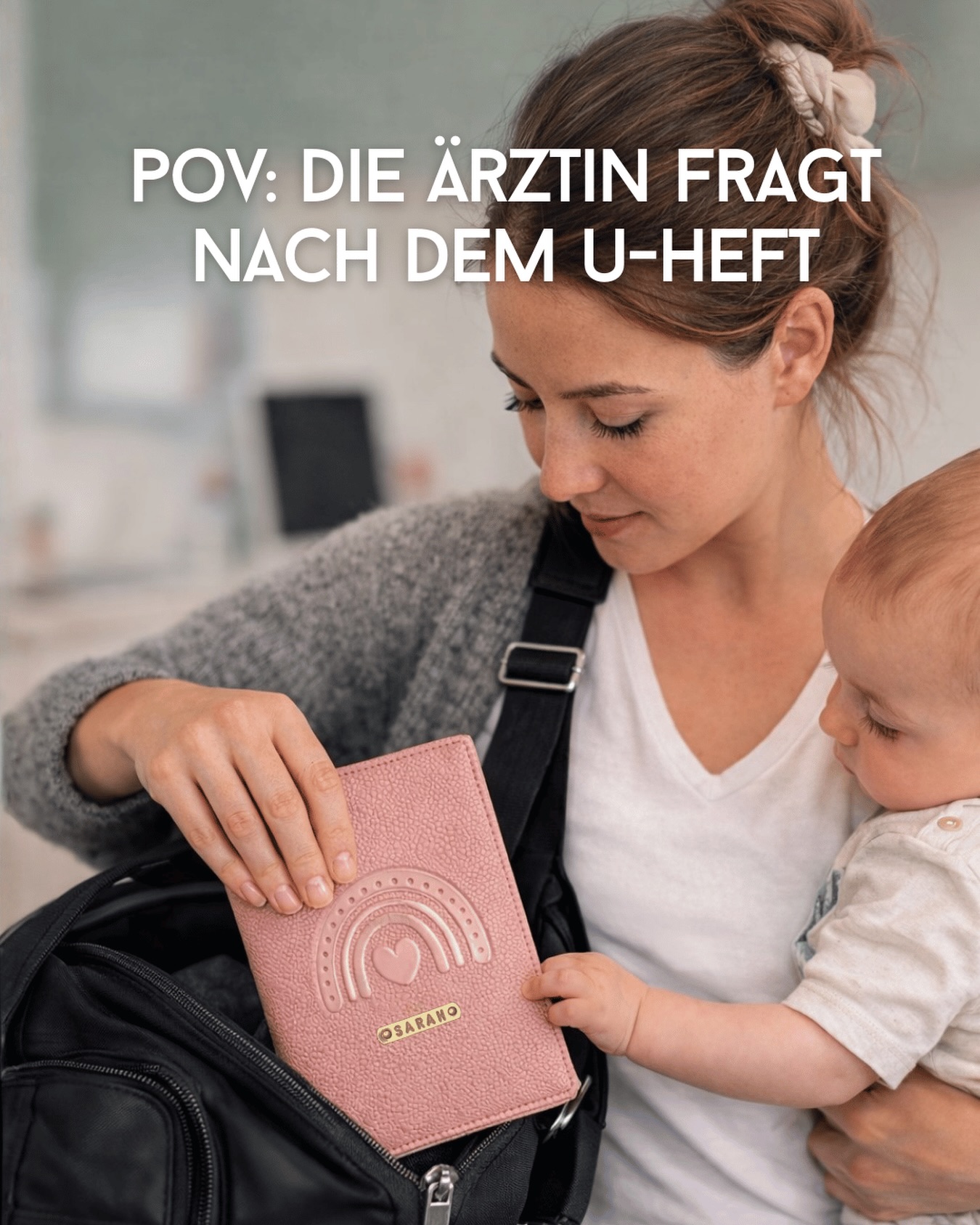 POV: Die Ärztin fragt nach dem U-Heft…
Und du findest es sofort.
Kein Kramen, kein Chaos in der Wickeltasche – alles griffbereit.
Unsere personalisierte U-Heft Hülle schützt das wichtigste Dokument deines Babys und sorgt dafür, dass du es bei jedem Arzttermin direkt zur Hand hast. 🤍
Praktisch, langlebig und mit Namen personalisiert – damit nichts verloren geht.
✨ Ein kleines Detail, das den Alltag mit Baby einfacher macht.
⸻
Hashtags
#uhefthülle
#uheft
#babyausstattung
#mamalltag
#geschenkzurgeburt