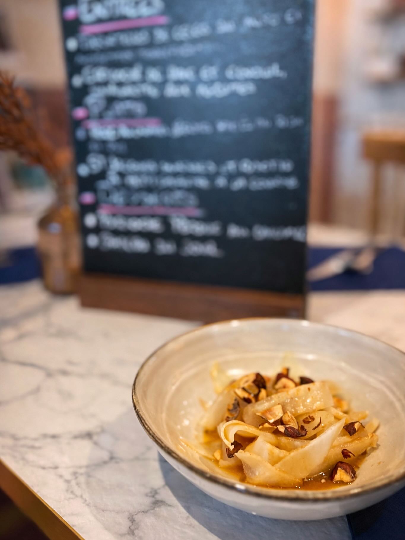 Nouvelle entrée dans le menu du jour aujourd’hui ✨
Tagliatelles de céleri,
miso & noisettes torréfiées.
Une assiette végétale toute en douceur,
entre gourmandise et umami 🌰
À découvrir chez Kêr L à Cancale.
Pensez à réserver votre table.
#cancale #cotedemeraude #faitmaisoncuisine #restaurant #umami