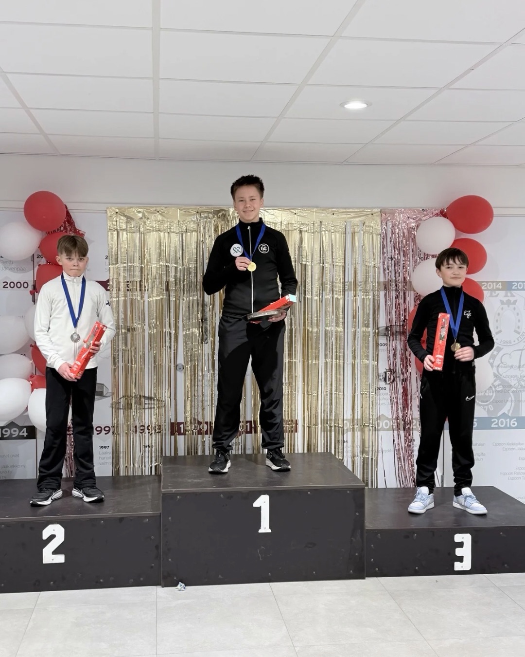 💎 Debytantit kultafinaali 💎
Leonardolle hienosti 3.sija poikien kultafinaalissa 🥉💎 Tyttöjen kultafinaalissa Emilia kisan 5.⭐️ Klara 7.⭐️ Siiri 18.⭐️ Helmi 19.⭐️
Tulokset:
Pojat
🥇 Ilari. HL
🥈 Emil, KaTa
🥉 Leonardo, EsJt
Tytöt
🥇 Mia, ETK
🥈 Sara. TapTL
🥉 Enni, Keupa HT
#espoonjaataiturit #esjtyksinluistelu