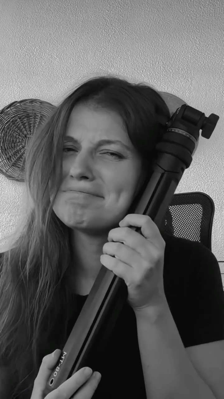 Admite, tu já fez isso (ou ainda faz) 🤝Depois de comprar 4 tripés e na maior parte do dias ignorar a presença de todos eles posso dizer que eu tenho um queridinho: Compacto, fácil de abrir, ajustar e fechar e ele ainda é resistente e estável - Parece um sonho @ulanzi.br 😭
Se for do teu interesse me chama por mensagem que te envio o link desse!