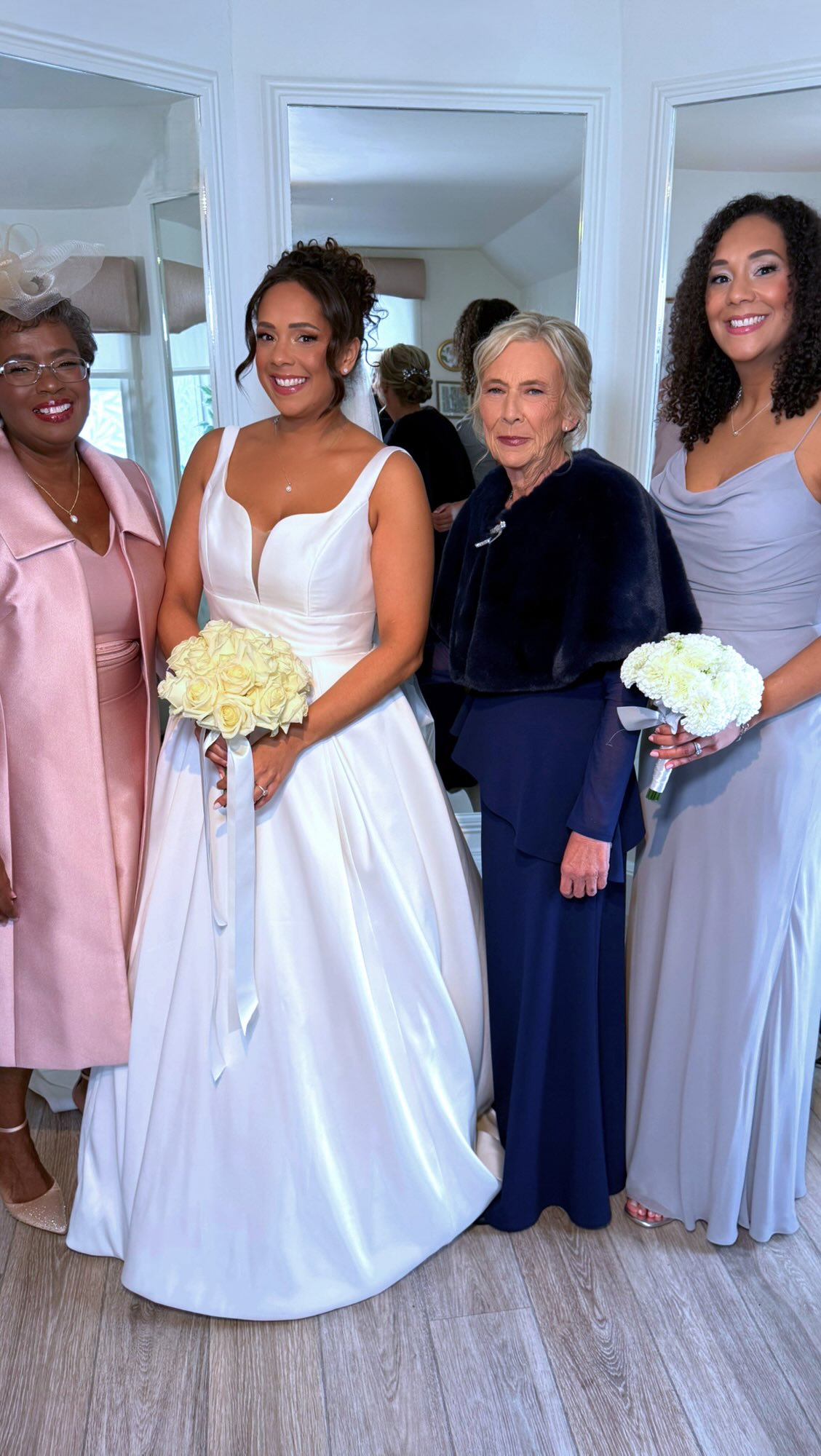 W E D D I N G // thank you @evokeweddingss for capturing this beautiful wedding day in this great video / good vibes and great memories all round for the incredible Bride @vgs7326 and her groom ๐ค๐
thank you for the best hair and makeup team who@I always love working with @hairbysev_ @alexandra_watkinson_ xxxx
#wedding #weddinginspiration #weddinginspo #weddingideas #weddingmakeupartist