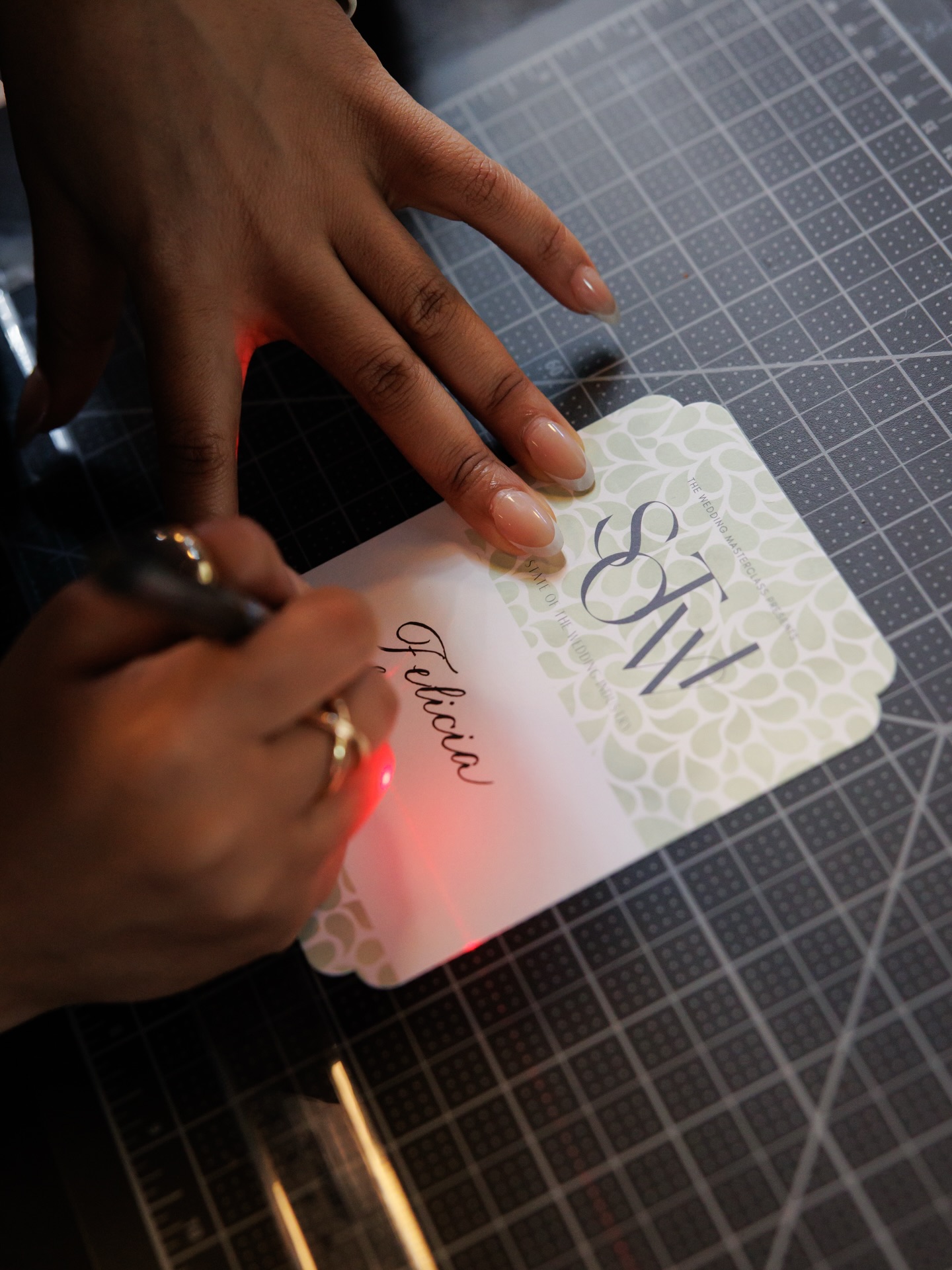 Can’t believe one week has passed since some of Chicago’s most enthusiastic wedding professionals gathered @wildmanbt for @stateoftheweddingindustry’s @the_wedding_masterclass and @mastermind_dinner.
It was a pleasure serving as the calligraphy sponsor for this event and being able to turn name tags and menu cards into a live activation for this conference. Personalizing day of details is a great way to connect with event attendees and turn beautiful stationery into keepsakes.
📸: @joywlane
🏷️🔖: @adorablestationery
#chicagocalligrapher #eventcalligraphy #livecalligraphy #onsitecalligraphy #brandactivations