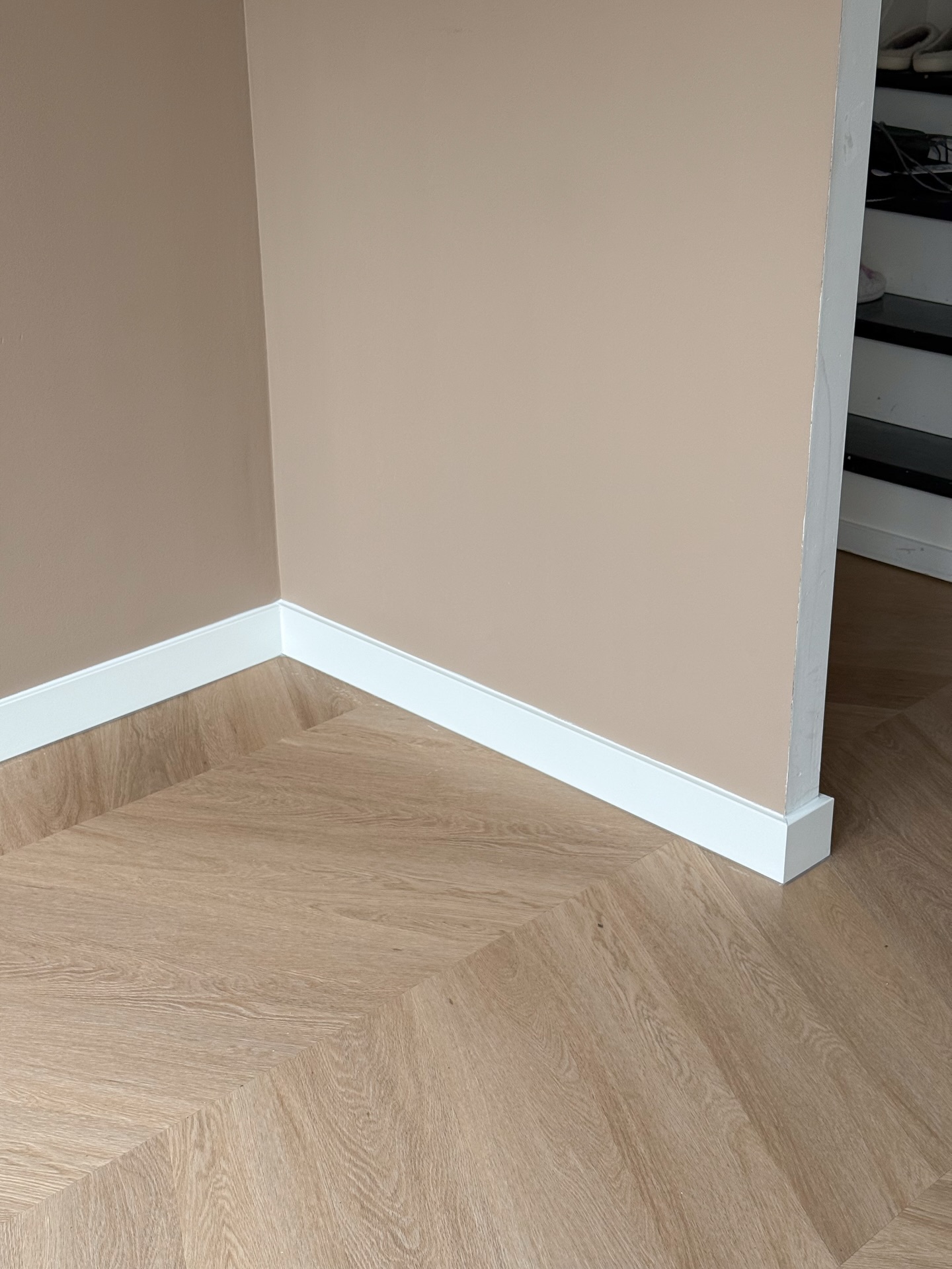 Kijkje in een klus van vorige week: de moderne plint 12x90 geplaatst op de benedenverdieping van deze woning π‘ππΌ
#plinten #interieurafwerking #strakwerk