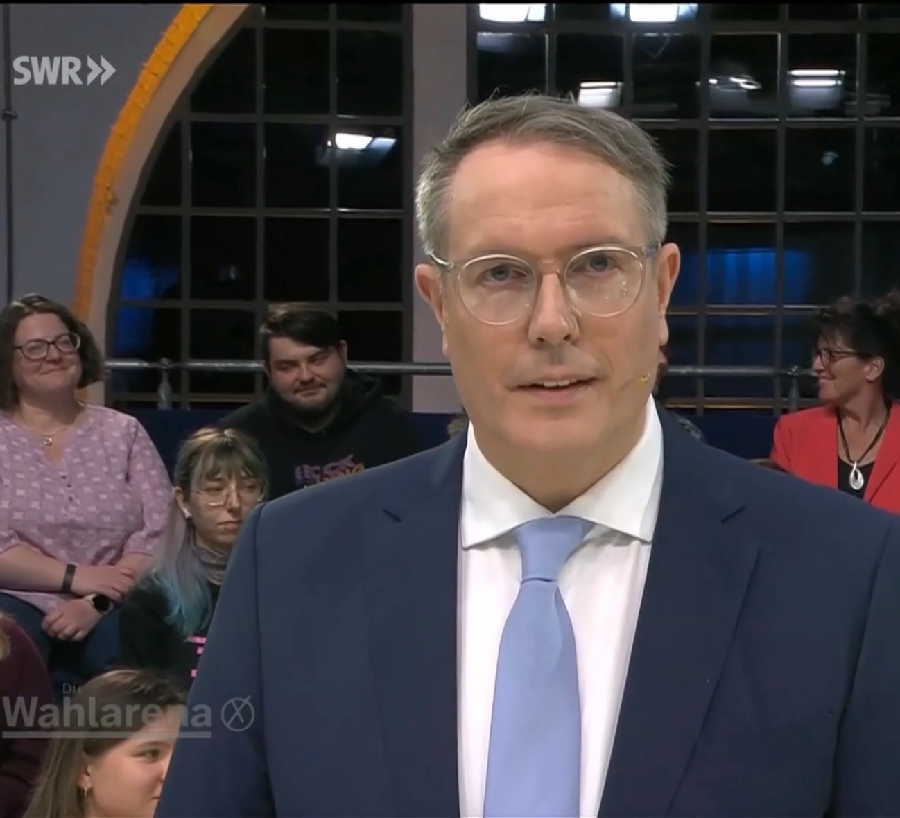 Sympathisch, empathisch und klar - Alexander Schweitzer hat heute in der Wahlarena noch einmal deutlich gemacht, dass er der Richtige für Rheinland-Pfalz ist.
Und am Ende sagte er auf die Frage, was ihm Mut mache, dass wir das beste Bundesland der Welt sind, dank der Menschen die hier leben. Wo er recht hat, hat er recht.
Es geht genau darum, ob Schweitzer weiter Ministerpräsident für Rheinland-Pfalz bleibt, das entscheidet jede:r mit der Zweitstimme. Wer für Erfahrung, Haltung, Klimaschutz, Wirtschaftskraft, Aufstieg durch Bildung und Gleichberechtigung steht, sollte Schweitzer wählen.
#ausliebezumland #spd #alexanderschweitzer #trier #sventeuber
