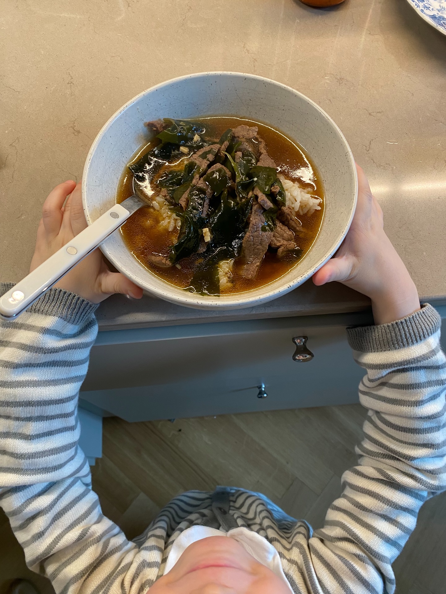 För några veckor sedan fick jag möjligheten att ha med min älskade son Penn på jobbet! 🥹
Vi serverade tahini- och honungskakor, varmt citron- och honungsvatten och koreansk sjögrässoppa med biff. Vi lindande mammans mage och pratade om amning.
Det var en ny upplevelse för Penn och självklart tog det fokus från uppdraget att ha honom med, men det var också en lärorik upplevelse som gav mig många idéer.
Som till exempel hur man skulle kunna erbjuda postpartumomsorg där äldre syskon står i fokus, och där ens eget barn kan vara närvarande och delaktig!
Det finns oändligt många sätt att erbjuda professionellt postpartumstöd. I min och Susannahs postpartumdoulautbildning ägnar vi mycket tid i början åt att beskriva rollen, postpartumdoulans ansvar och vad forskning visar att nyblivna föräldrar verkligen behöver och vill ha. Vi ger inte deltagarna en färdig mall, utan ett tydligt koncept som de är fria att utveckla, med den kunskap om olika sätt att skapa värde som de får med sig under året.
Vi uppmuntrar dem att skapa en verksamhet som centrerar deras unika gåvor, för det är så vi tror att de också kommer kunna blomstra.
Som en bonus bidrar det också till att driva hela verksamhetsgrenen framåt.
Jag vill se en mångfald av olika postpartumdoulaverksamheter över hela landet. Jag vill att alla postpartumdoulor ska känna samma kreativa skaparglädje som jag känner när jag vidareutvecklar mina tjänster. Jag vill också att föräldrar ska ha valmöjligheter. Alla familjer har unika behov och därför kan inte alla postpartumdoulor erbjuda exakt samma saker.