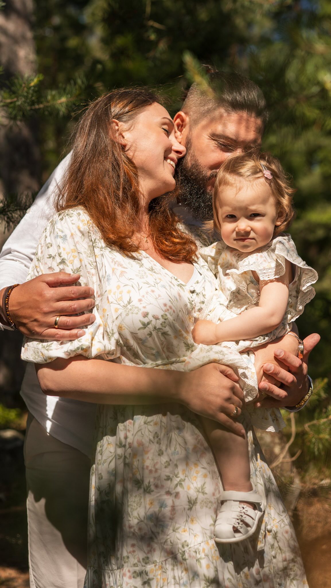 Jeg spesialiserer meg i gravid- og nyfødtfotografering, og denne kontoen handler mest om det.
Men visste du at jeg også fotograferer familier ute?
Hva er egentlig viktigst å huske fra denne tiden i livet?
De perfekte bildene – eller øyeblikkene dere deler sammen?
For meg handler familiefotografering ute om nettopp det.
Å være sammen.
Å le, gå en tur, holde barna i hånden…
og skape minner dere kan ta med dere videre.
Hvert år setter jeg derfor av noen få datoer til familiefotografering ute.
Ikke så mange – fordi studiofotografering med gravid og nyfødt fyller mesteparten av tiden min.
Men de få dagene jeg gjør det…
elsker jeg virkelig 🤍
KG Photography
Fotostudio i Sætre, Asker – nær Oslo og Drammen
#familiefotografering
#familiebilder
#familiefotograf
#oslofotograf
#askerfotograf