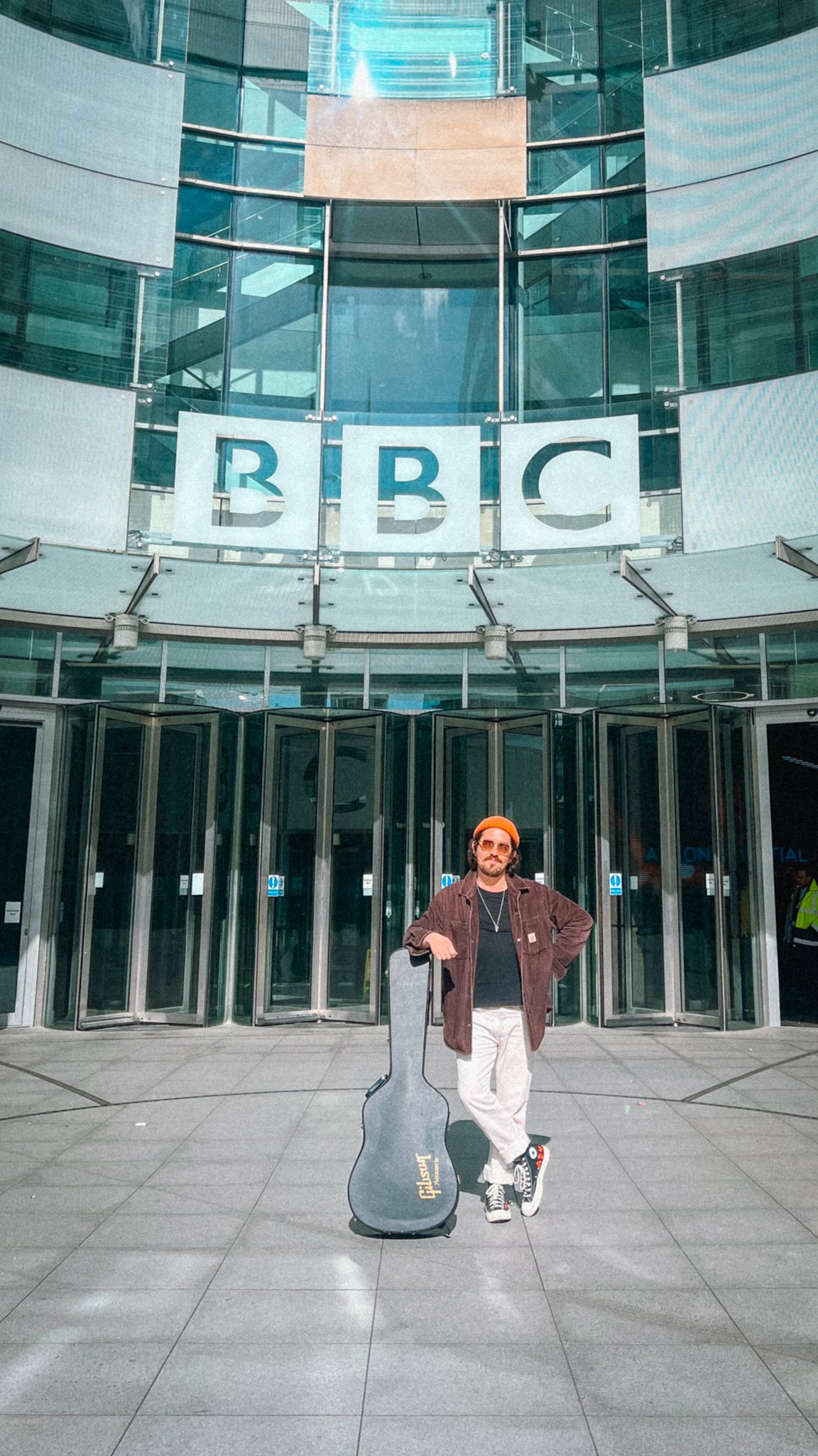 Craic coming back to @5livesport for the hang with @patrickielty and un-earthing some ancient football rituals from my childhood whilst tackling @avfcofficial & @nufc chants in the very same breath. Somebody get me a second coffee ☕️
Big cheers for spinning “Still” too! 🤝
#bbcradio #nufc #avfc