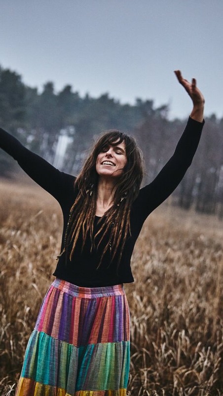 Genau heute vor einem Monat, an einem Freitag den 13., hatte ich einen echten Schwellenmoment.
Ich saß am Feuer mit @marietta_ullmann , @ich.lieb.dich.wildes.leben und drei weiteren Zauberfrauen. Klingt erstmal nach Kraft, Gemeinschaft, Transformation. Und ja… das war es auch.
Aber angefangen hat alles mit einem großen NEIN in mir.
Meine Tochter wollte nicht, dass ich fahre. Meine Eltern waren gesundheitlich angeschlagen. Mein Partner stand kurz vor dem Auszug. Draußen Schneechaos, eine lange Fahrt und das erste Mal eine Reise ohne meinem Bus.
Selbst als ich schon im Auto saß, schrie alles in mir: Bleib.
Mit Tränen in den Augen bin ich trotzdem losgefahren. Und irgendwo zwischen Schneesturm, Platzregen, Dunkelheit und dichtem Nebel kam sie: eine heftige Panikattacke. Eine von der Sorte, von der ich dachte, die passiert mir nicht mehr.
Auf einer Raststätte kurz vor der Uckermark habe ich mich durch sie durchgeatmet, um irgendwie die letzte Stunde noch zu schaffen. Mein Nervensystem hat sehr deutlich mit mir gesprochen. Aus meinem Tinnitus, der mich seit Wochen begleitete, wurde ein Tornado in meinen Ohren.
Am nächsten Tag dann saß ich am Feuer und plötzlich war da dieser klare Gedanke im Gespräch mit Marietta:
Du solltest dich wirklich mal wieder richtig um dich kümmern. Danach die Führung übernehmen. Und dann darf auch die Leichtigkeit wieder kommen.
Und so zog ich dann meinen kunterbunten Rock der Leichtigkeit an und stapfte mit diesen wundervollen Frauen durch den Matsch vor Alinas Kamera. Herausfordernd und gleichzeitig fühlte ich mich unglaublich lebendig.
Dieses Wochenende vor einem Monat war Anfang und Ende zugleich.
Und ich bin mir heute so dankbar, dass ich trotz aller Widerstände losgefahren bin.
Für Wachstum.
Fürs Lösen von altem Schmodder.
Und dafür, mir selbst endlich wieder zu erlauben:
zu erblühen. 🌿
In Liebe
Kaja 🪶
PS Mein Tinnitus ist übrigens weg. ;)
.
.
.
Und an dieser Stelle auch nochmal ein Danke von Herzen @marietta_ullmann & @ich.lieb.dich.wildes.leben für diesen besonderen Raum und auch Danke an die anderen drei Würdehexen 🤍
📷 @ich.lieb.dich.wildes.leben ✨