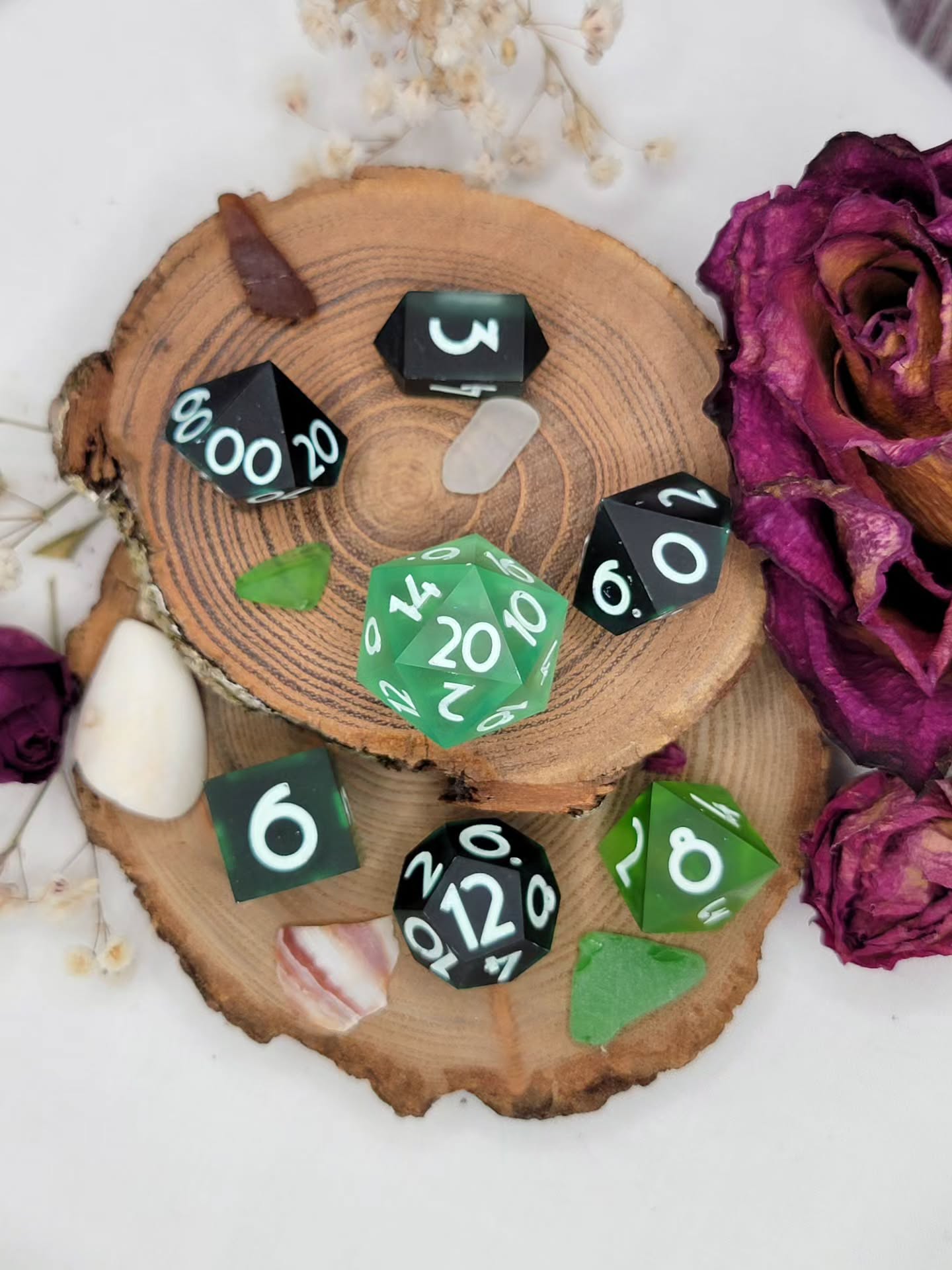 A trip to the beach to look for sea glass sounds wonderful! These sea glass inspired dice are perfect for any sea loving adventurer. 🏝
#resindice #handmadedice #dungeonsanddragons #smallbusiness #pathfinderdice