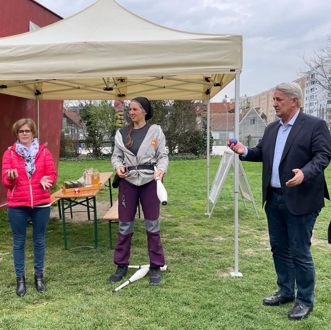 Heute hatten wir hohen Besuch. Herr Nevrivy, der Bezirksvorsteher von Donaustadt, war am ASP zur Bürgersprechstunde.
#aktivspielplatz #rennbahnweg
#institutfürerlebnispädagogik
#bezirksvorsteher #donaustadt