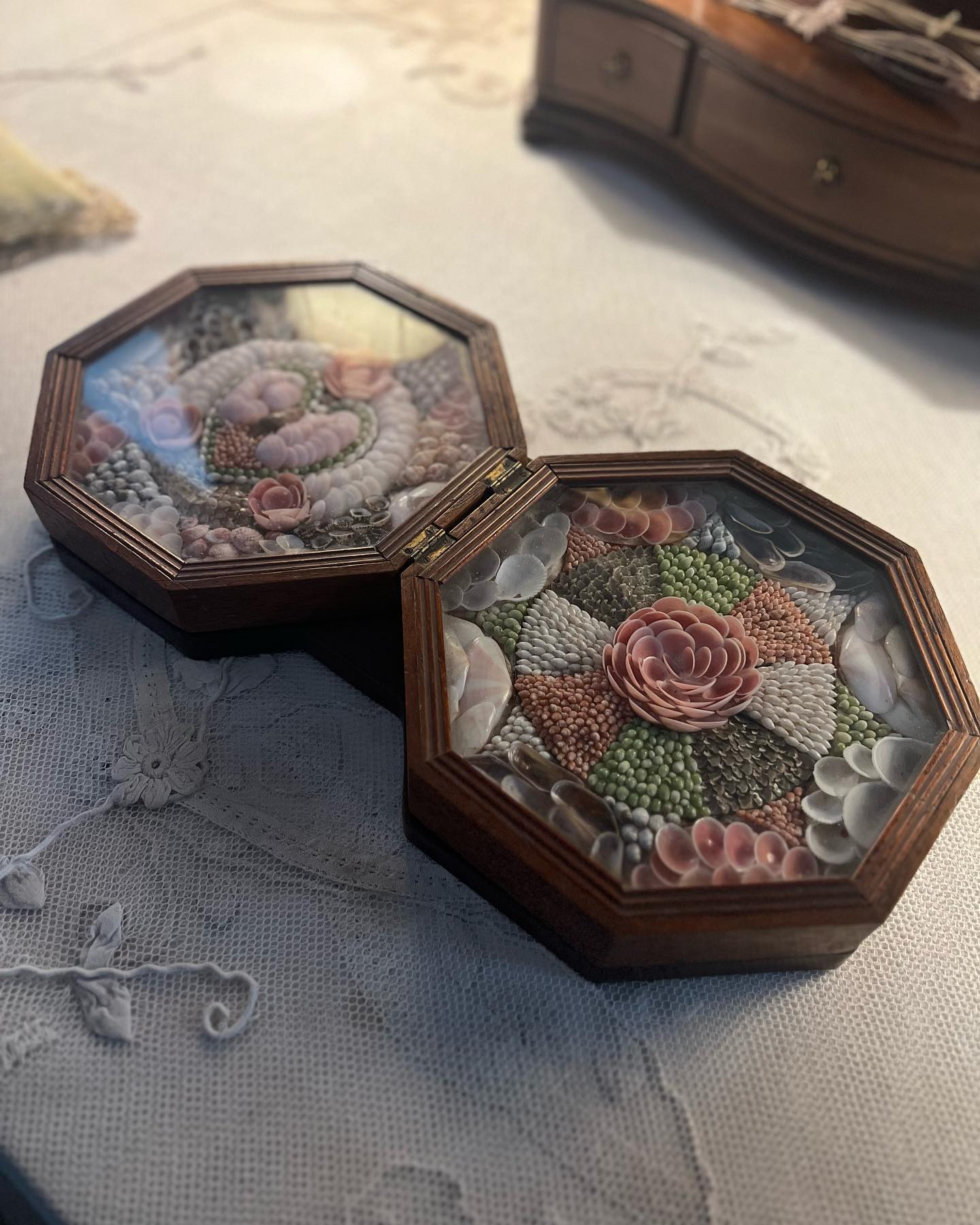 I found this gorgeous arrangement of shells in a box at Basildon Park. These artefacts are known as Sailor’s Valentines. Carefully collected and arranged while far from home.
Basildon Park has entire rooms decorated with collected shells. The house has been used in the filming of many series including the Christmas specials of Downton Abbey as the interior of the Crawley’s London home.
It also looks alright from a distance.
•
•
•
Hello. I’m William Harry Mitchell, a Blue Badge Tourist Guide and Historical Interpreter. I lead tours around London and all over England. Want a tour? Have a look at my website (link in bio) for some ideas and get in touch through the contact form. @whmtours
#sailorsvalentine #shells #sea #romantic #history #bighouse #statelyhome #parkland #outside #adventure #downtonabbey #filming #tours #tour #tourguide #touristguide #bluebadgeguide #seashells