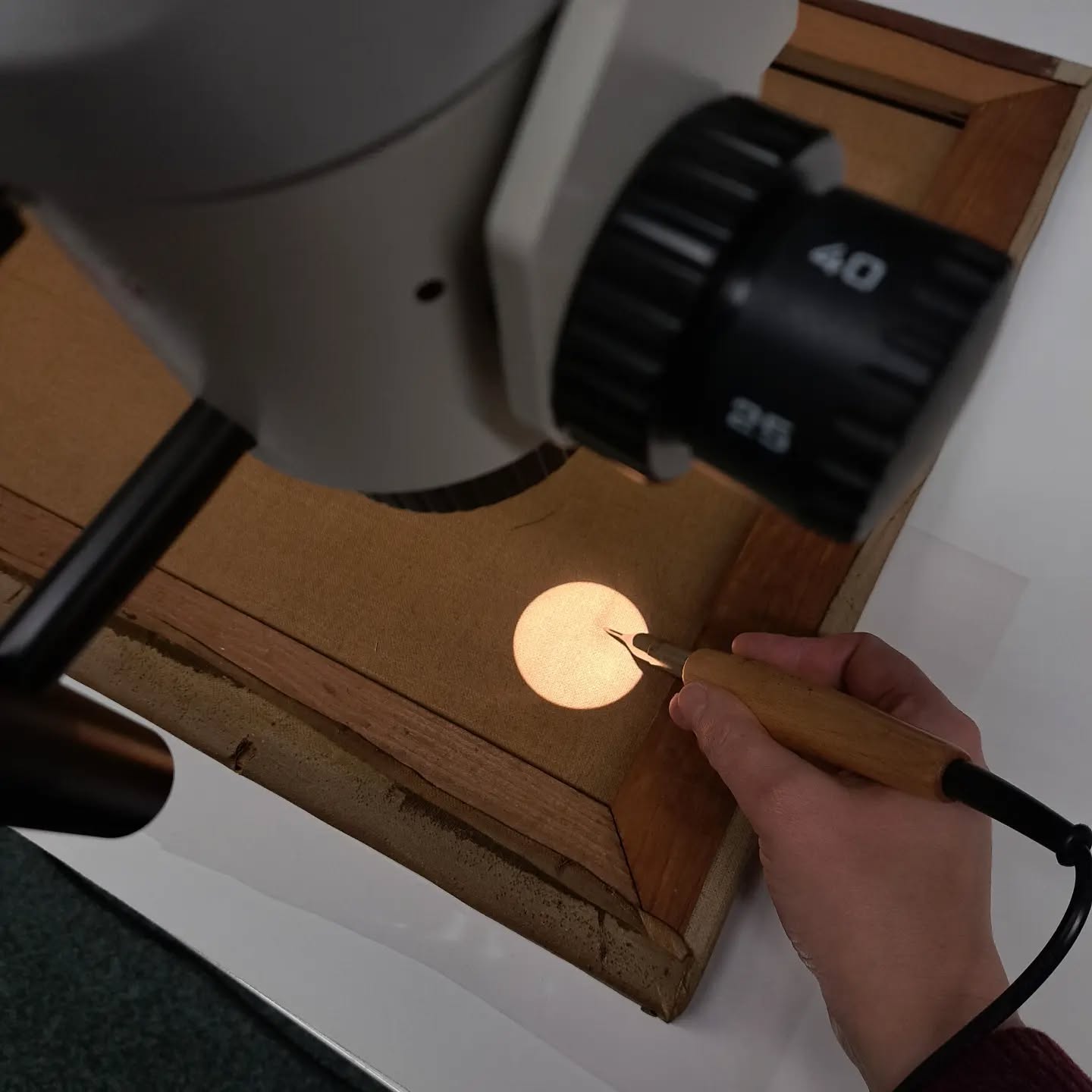 A tear in a painting is a damage that happens more often than you might think. And it comes in all sizes and shapes. Here you see a relatively small one that I managed to repair with a minimally invasive treatment - by reconnecting loose threads with thermoplastic polyamide. #artconservation #oilpaintings #preservetheart #fineartconservationandrestoration #fineartrestoration #tearrepair #museumquality #artlovers #sustainableart #historicpreservation #artcare