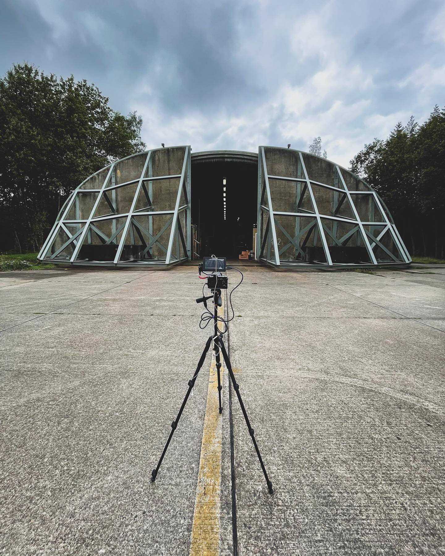 Some artist have a pretty awesome or unique location for their ‘office’! Last week I filmed for @youngcollectorscircle at the light and dreamy atelier of @evaspierenburg surrounded by nature and this badass studio of @ceciliarebergen in a hangar. Really interesting to see how the studio and its surroundings can influence the final artwork!