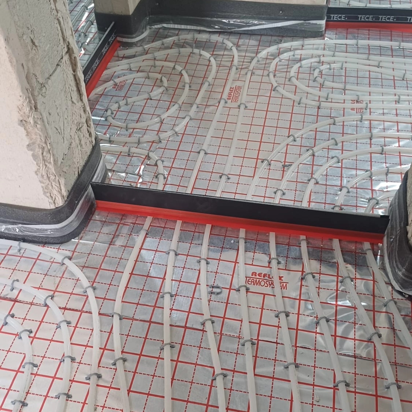 🔧 Proiect în execuție – instalații complete într-o locuință modernă
📍 Locație: Casă P+1
📅 Fază actuală: instalații termice, sanitare și ventilație finalizate structural
🔥 Încălzire în pardoseală – Sistem Tece
✔️ Parter – țeavă PEX montată pe polistiren extrudat + folie reflectivă Tece
✔️ Etaj – sistem placă rol TECE, cu fixare rapidă
✔️ Presiune testată
📌 Rezultat: Distribuție uniformă, eficiență termică ridicată, confort real, fără calorifere și cu un consum eficient
🧠 La InstalCorp, ne concentrăm pe calitate în detalii.
📸 Vezi câteva cadre din timpul lucrării — atenție la detalii, structură clară și execuție curată 👇
📩 Dacă vrei o casă care să funcționeze cu adevărat bine, nu doar să arate bine, scrie-ne în privat pentru o ofertă personalizată.
#InstalcorpConcept #tece #incalzirepardoseala #ventilatiecentralizata #sanitaremoderne #constructiiromania #echipatehnica