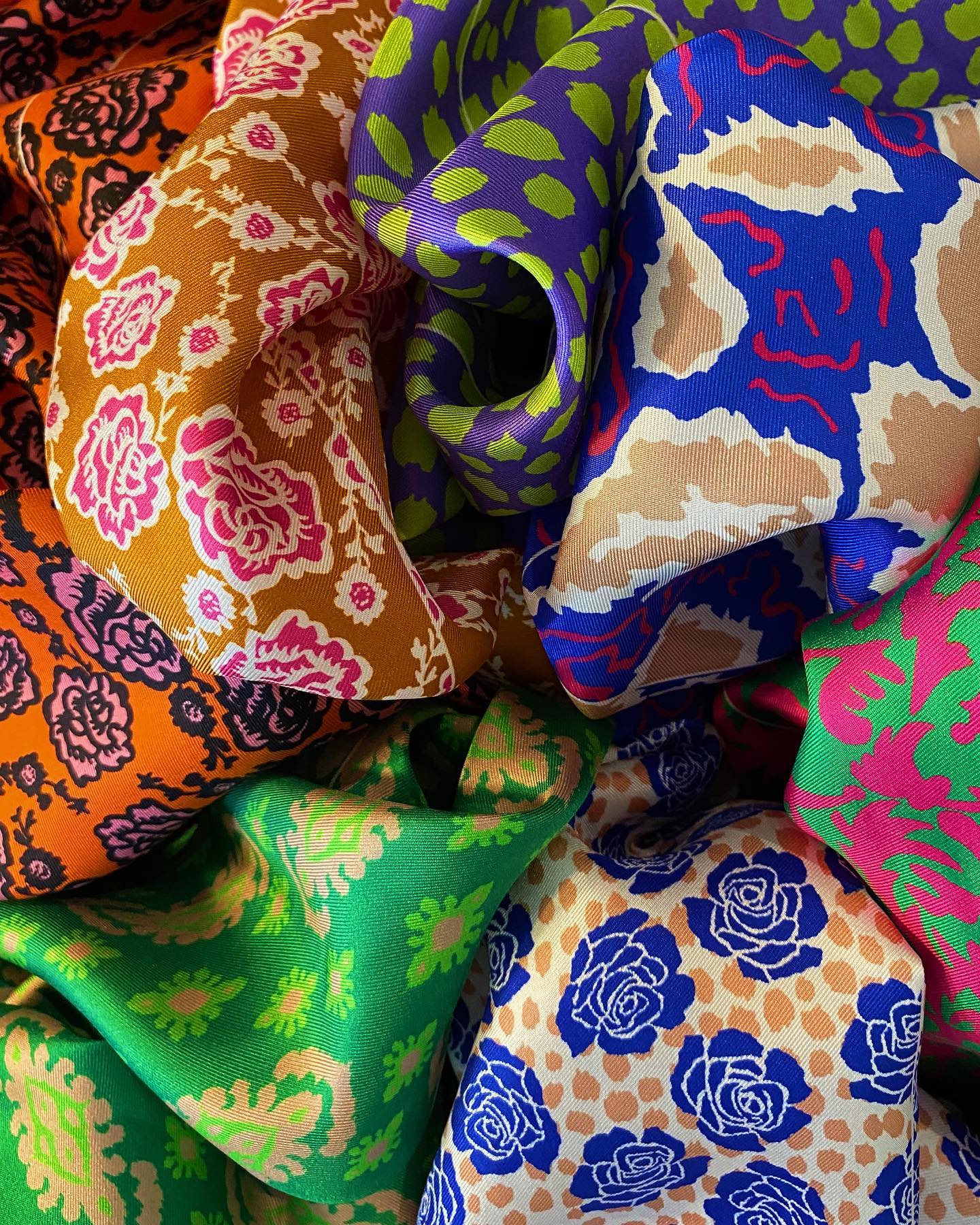 New silk collection for pareos, foulards, skinny scarves, twillies, maxi dresses… the possibilities are endless to shine so bright the sun gets jealous🌞
#silktwill #silkcrêpedechine #shinebright #goodvibes #pareos #foulards #skinnyscarves #twillies #maxidress #brightcolors #patterns #sunshine #mywork #smallbusiness #madeinzurich #swissmade #textiledesign #craftsmanship #textiledesignstudio #barbarawagner