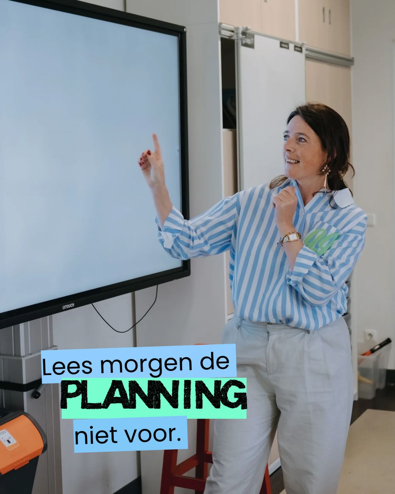 🔥 Tip van de week!
Lees de dagplanning niet altijd voor.
De dagplanning op het bord geeft structuur. Het zorgt voor voorspelbaarheid en een overzicht van wat leerlingen kunnen verwachten. Het was voor mij ook altijd een reminder aan tijden van lessen die ik moest geven. Kortom, belangrijk en nuttig.
Tenminste, als deze planning ook echt leeft. Vaak genoeg ben ik in klassen aan de start van de schooldag getuige van een leraar die vol goede moed de planning mondeling doorneemt, voorleest welke vakken er gegeven worden en soms kort, soms uitgebreid een toelichting daarop geeft. De leerlingen zitten er vaak een beetje onderuitgezakt bij en ontvangen braaf de informatie. Soms is er ruimte voor vragen en niet zelden wordt er dan een vraag gesteld die de leraar al beantwoord heeft.
Leerlingen lijken niet te luisteren en ik snap dat. Het is een top moment om nog even te landen, in je hoofd bezig te zijn met thuis of jee vrienden. De leerling hoeft nog helemaal niets, heeft nul verantwoordelijkheid en het levert ogenschijnlijk niet veel op om alert te zijn.
Terwijl wij allemaal weten dat het helpt als je weet wat je te wachten staat op een dag.
Mijn voorstel is om de dagplanning niet standaard elke dag voor te lezen maar ook eens één van de alternatieve uit te proberen, zoals:
Laat leerlingen in hun tweetal de dag doornemen. Ze vertellen elkaar wat er die dag staat te gebeuren en bedenken of ze eventueel een vraag hebben;
Laat leerlingen nadenken over een gerichte vraag zoals ‘wat is er anders dan op een gewone maandag?’ of ‘zit er een vak tussen waar je veel zin in hebt en waarom?’ of ‘staat er iets gepland waar je niet op hebt gerekend?’;
Leer leerlingen aan om bij binnenkomst het bord door te nemen en zichzelf af te vragen of ze ergens verduidelijking over willen;
Vraag leerlingen om op dat moment de planning even door te lezen en een vraag te stellen als ze die hebben.
Ik zeg niet dat de planning geen aandacht behoeft, juist wel! Ik ben gek op structuur en voorspelbaarheid, spoiler: eigenlijk gaat bijna elke leerling hier goed op. Ik ben gewoon niet zo voor luie, achteroverhangende en onderuitgezakte leerlingen.