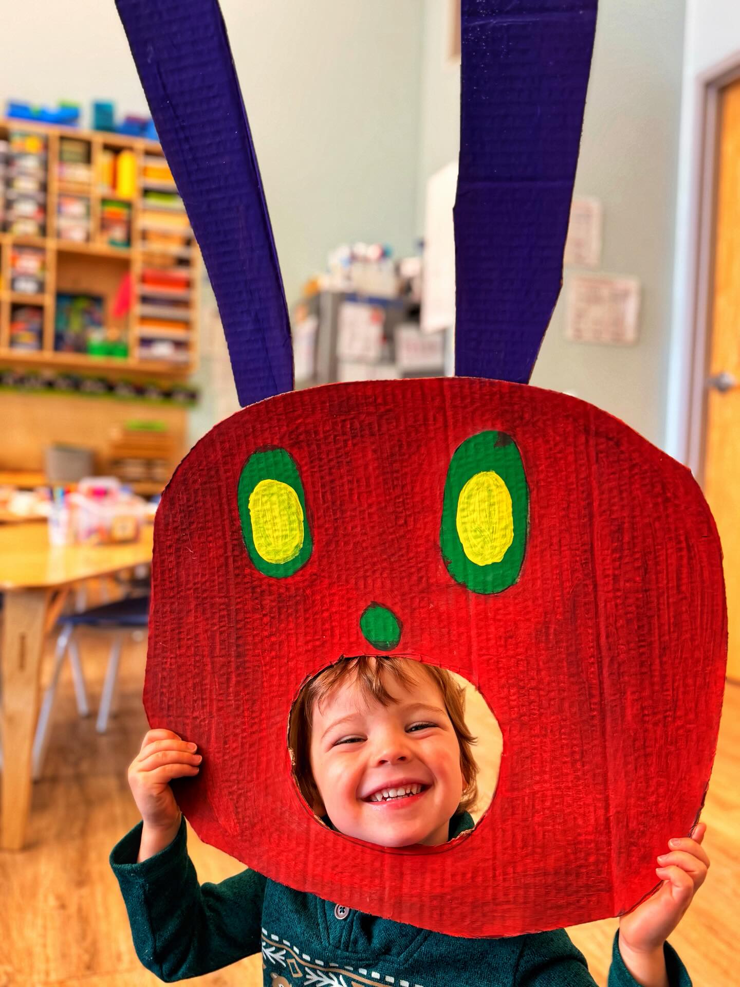 Feliz martes! 🐛💚 Today was all about La Oruga and let me tell you… this little caterpillar kept us BUSY in the best way!
We started our morning bringing La Oruga to life by building her body while practicing our letters⭐️matching uppercase and lowercase to spell her name. Watching the kiddos recognize their letters and put it all together was such a proud moment!
From there, the fun took off. We became little caterpillars ourselves, crawling through her body, collecting food, and tossing it into her mouth🧇🧁🍩lots of giggles and movement all around 😄 At the same time, little hands were hard at work rolling Play-Doh into tiny balls to create their own caterpillars, strengthening those fine motor skills without even realizing it.
Creativity was in full bloom as we designed our very own La Oruga masterpieces, each one as unique as our little artists 🎨
And just when you’d think we were done… nope! The afternoon kept the magic going. We painted caterpillar puppets using balloons and bright colors , explored sensory play by carefully filling La Oruga’s cotton body with colored water, and wrapped it all up with a caterpillar bowling game that had everyone cheering as the pins toppled down like dominoes 🎳
A day full of movement, creativity, laughter, and learning… all inspired by our tiny but mighty friend, La Oruga 🐛✨