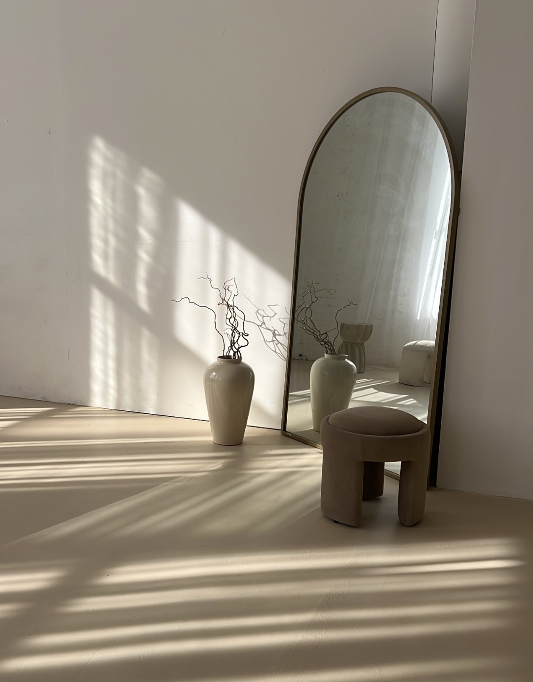 Spring in your favourite content studio 🤍
The light is beautiful in our studio all year round, but spring mornings are when she really shines. If you want it at its best, book between 7am and 12pm.
Book your next session or event via the link in our bio!