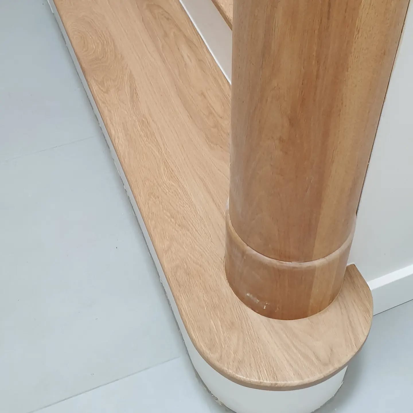 Fabrication et pose de marches en chêne massif sur un escalier béton.
Le traitement du bois a été fait avec un vitrificateur incolore.
Les contremarche sont peintes.
#escalier #chêne #artisan #menuisier #agenceur #agencement #bois #ebeniste #agenceurdinterieur #decorationinterieur #travaux #mobilier #travaildubois