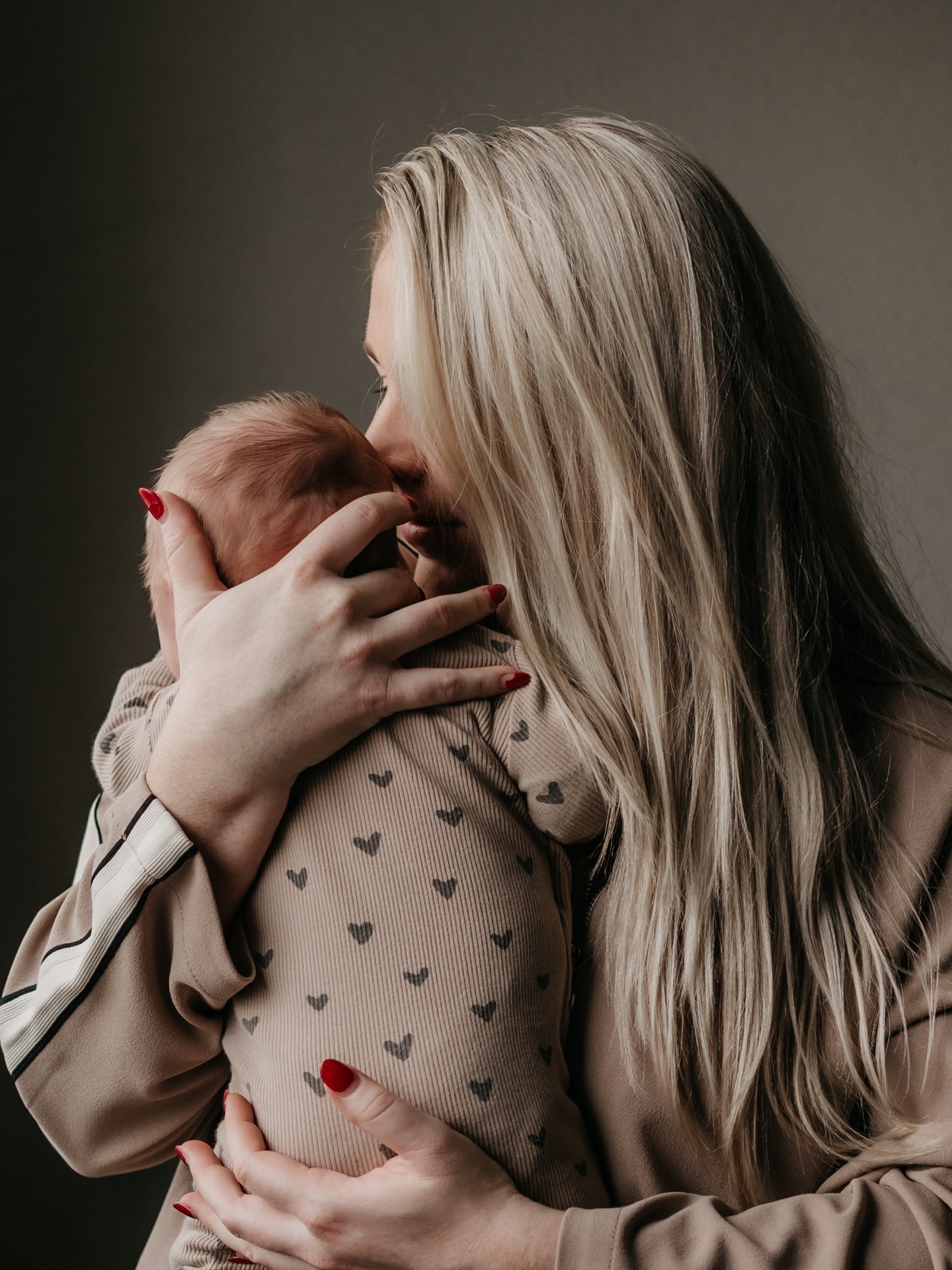 Deze foto maakten we ongeveer drie jaar geleden ook. Toen met haar zoontje (zie foto 2).
En nu… met zijn kleine zusje.
Het blijft bijzonder hoe snel de tijd gaat. Juist daarom willen we deze momenten vastleggen. Want hoe graag we het ook zouden willen, ze blijven maar heel even zo klein.
#newbornfotografie
#broerenzus
#newbornshoot
#gezinsmoment
#kleingeluk