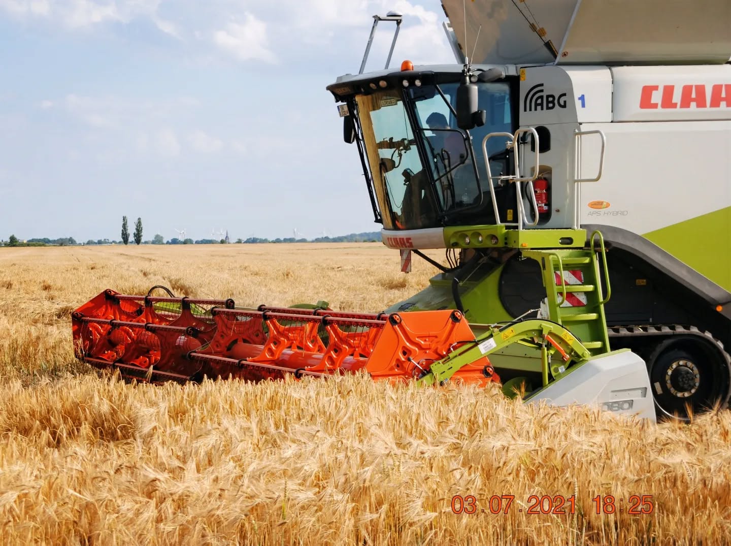 Erntezeit. Ziel ist es mit moderner Technik, das Erntegut möglichst schonend einzubringen und eine hohe Qualität abzusichern. Effizientes Arbeiten ist dabei der Schlüssel. Manchmal zählt jede Arbeitsstunde, besonders wegen der Unsicherheiten beim Wetter.
#harvest #harvesttime #grain #barley #wheat #claas #claaslexion #case #caseih #newholland #johndeere #fendt #agco #agriculture #agribusiness #landwirtschaft #erntezeit #food #foodproduction #producer #bread #leipzig