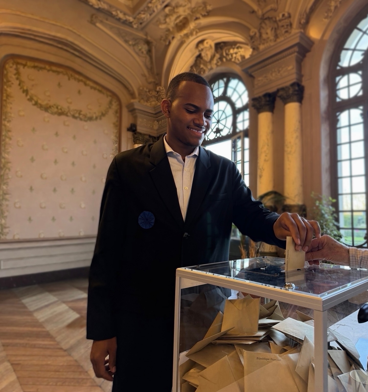 A voté ! 🗳️
Sincères remerciements à toutes celles et ceux qui permettent le bon déroulement de ce moment démocratique : présidents de bureaux de vote, assesseurs, secrétaires, scrutateurs, agents municipaux et bénévoles mobilisés tout au long de la journée.
Par leur engagement et leur sens du #servicepublic, ils permettent à chacun d’exercer son #droit de #vote dans les meilleures conditions.
Un citoyen reconnaissant. 🇫🇷