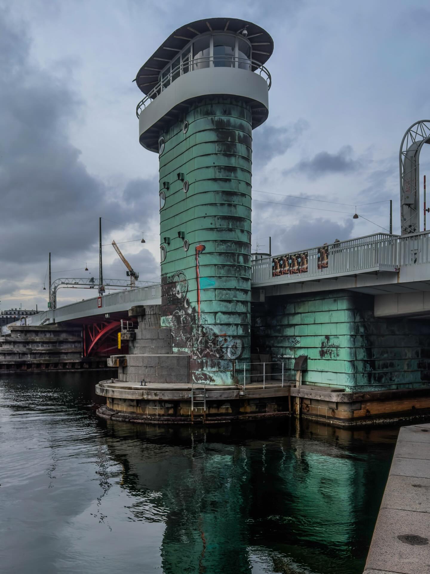 Dejlig lørdag i selskab med fire generationer i gamle København. Tætpakket oplevelse ved Historiske Dage i Øksnehallen, og lækker frokost på Nu&Da med fantastisk udsigt til Knippelsbro. Vidste ikke at der under broen gemmer sig en lille velassorteret vinbar - og fordelen på denne årstid er at vinen holder sig kold. Endte dagen på sofaen med suppe til at pleje forkølelsen, en god serie på tv’et og en smule tiltrængt tosomhed ♥️ What’s not to like!
#københavn #knippelsbro #firegenerationer #historiskedage #copenhagen