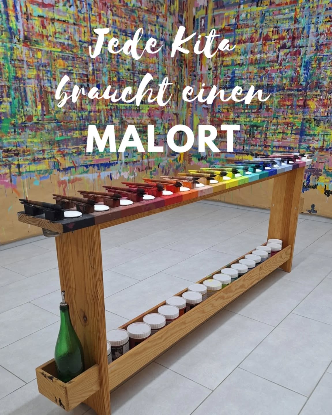 Jede Kita braucht einen Malort!
Warum?
Wenn Kinder ihre ersten Striche zeichnen, finden sie Freude am Spuren hinterlassen. Am liebsten einen dicken schwarzen Strich auf einem weißen Papier. Das ist der größtmögliche Kontrast und das macht richtig Spaß! Wenn Kinder beginnen zu malen geht es ausschließlich um das Erleben, keinesfalls um das Ergebnis und ausnahmslos jedes Kind ist fähig zu dieser Äußerung.
Doch irgendwann gibt es Kinder die gerne malen und Kinder die den Maltisch meiden.
Was ist passiert?
Den Kindern werden immer wieder Themen und Malaufgaben vorgegeben. Kinderbilder werden nach künstlerischen Kriterien beurteilt und betrachtet. Sie werden aufgehängt und ausgestellt. Kinder werden ermutigt oder kritisiert. In jedem Fall ist das Malen seitdem kein Spielen mehr. Vielmehr bedeutet es auf ein Werk hin arbeiten. Das Ergebnis hat Vorrang vor dem Erlebnis. Die ersten “Ich-kann-nicht-malen-Kinder” entstehen.
Was tun?
Natürlich ist es erstrebenswert, dass möglichst allen Kindern das Malspiel zur Verfügung steht. Noch besser, wenn Kitas, Schulen, Horte ihre Kunsterziehung zu Gunsten eines fest installierten Malorts reduzieren. Aber Anfangen kann man auch hier, mit kleinen ersten Schritten, die das Vertrauen ins Kind, wieder in den Mittelpunkt stellen.
Wenn öfter freies Malen erlaubt ist, ohne Vorgaben und Themen, können wir langsam an der Rückgewinnung der Malfreude und Spielfähigkeit der Kinder arbeiten.
Was kannst du konkret tun?
🎨 Lass erstmal jede Form von Bewertung weg. Versuche nicht die Zeichnungen der Kinder zu interpretieren oder zu beurteilen. Denk an das Malen als ein Spiel. Die Kinder haben Spaß an ihrer Spur und experimentieren mit Farben, Pinseln oder Stiften. Alles darf sein!
🎨 Es gibt kein richtig oder falsch, sondern unterschiedliche Spuren, mit unterschiedlichem Ausdruck und kein Vergleichen mit anderen. Jedes Kind ist verschieden und jedes Bild ist verschieden!
🎨 Kinder dürfen kreativ sein und ungestört malen. Sie müssen nicht auf ein Werk hinarbeiten und sie müssen auch nicht die Wirklichkeit detailgenau abbilden. Kinder sollen kreativ sein dürfen. Das bedeutet, ich male mir die Welt, wie sie mir gefällt!
Viel Spaß dabei!