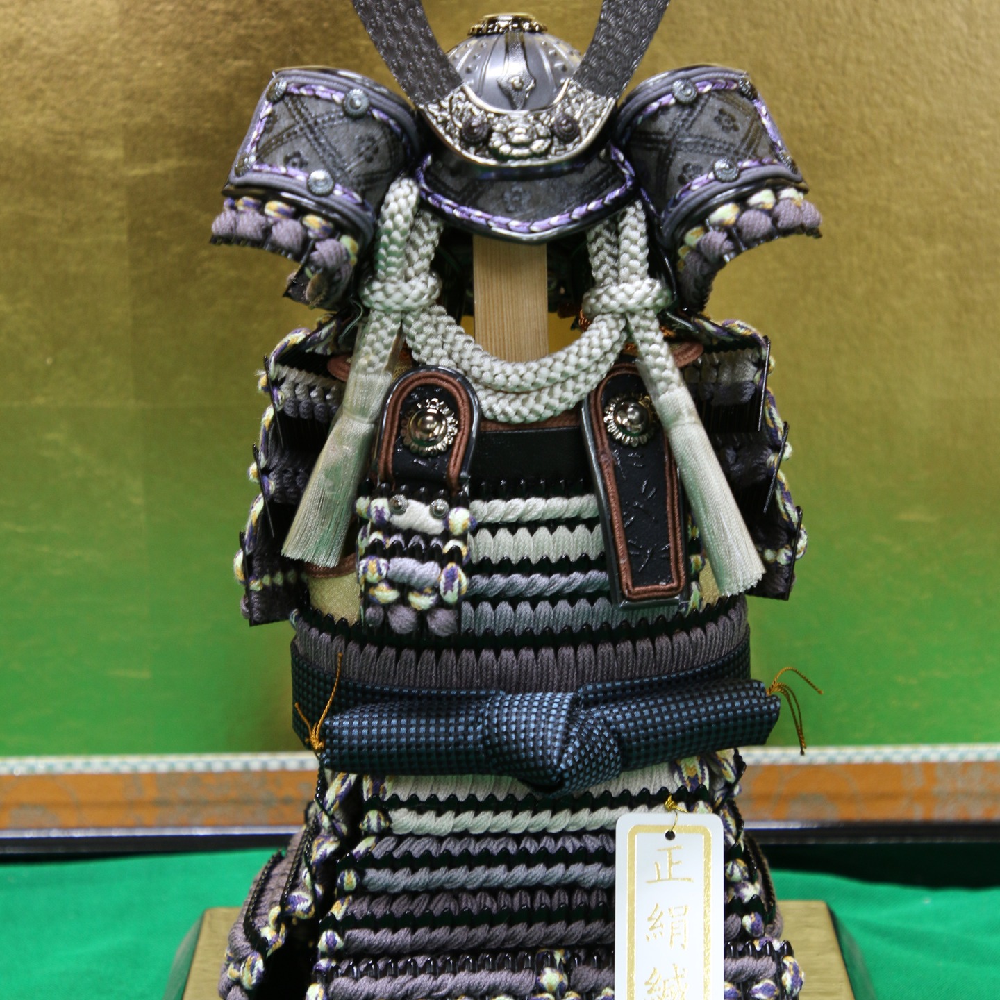 #ケース修理 #京人形 #五月人形 #人形ケース #雛人形 #木目込人形 #桂人形店 #奉納辻が花鎧 #ミニ鎧
高さ32㎝ 台19㎝X13㎝ 渋い鎧です