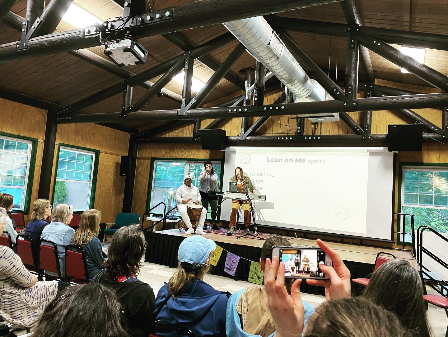 🌸 🪴 🌲 FILLED with gratitude to share music with Midwest Womens Herbal Conference. The theme this year: celebrating the Flora, Fauna, and the Fungi. 🌸 🦊 🍄 this experience filled my heart 💛 💚 💙 ♥️
@midwest_womens_herbal @sarina.partridge
#environment #women #nature #connection #womeninspiringwomen #musician