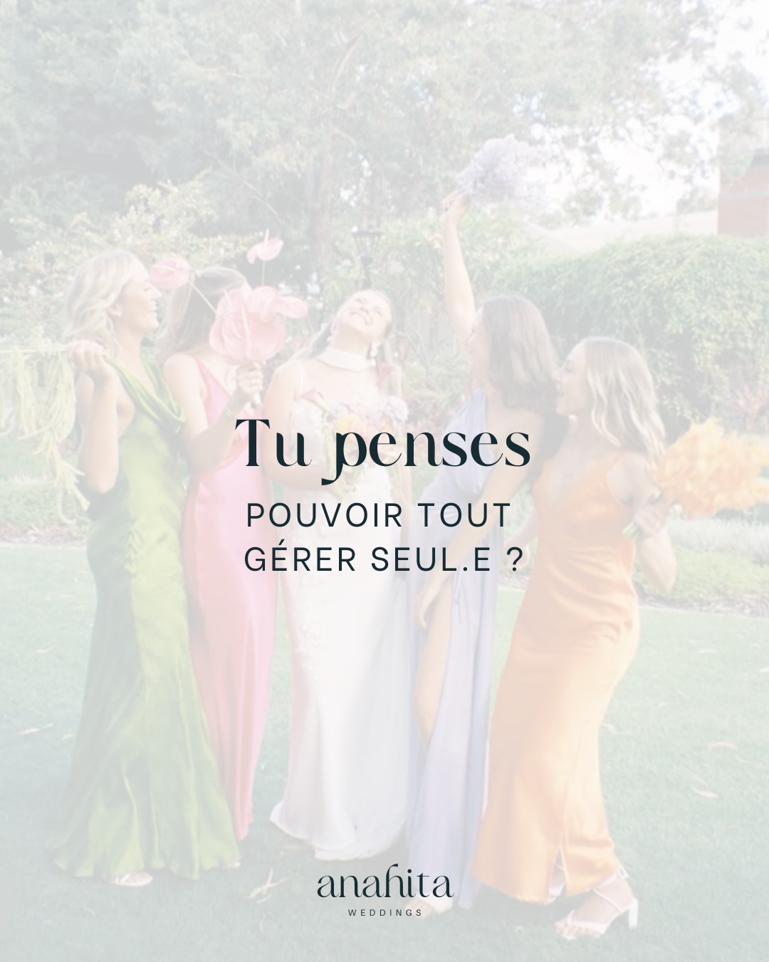 Si je pouvais refaire mon mariage, je ne referais pas cette erreur.
🙈 Vouloir tout gérer seule.
Parce que moi aussi, j’étais persuadée d’être bien organisée.
Du genre à dire à mon partenaire : "t’inquiète, je gère"
Et sur le papier… je gérais.
J’avais anticipé, préparé, même délégué certaines choses.
Mais le jour J, même les meilleures organisations n’échappent pas aux imprévus.
Et surtout… chacun devait avoir son rôle.
👉🏻 Les mariés, pour vivre leur journée.
👉🏻 Les proches, pour profiter.
👉🏻 Les prestataires, pour assurer chaque détail.
Et une professionnelle pour coordonner tout ça.
Parce qu’en réalité, le jour J, ce n’est pas le moment de réfléchir, coordonner, répondre, anticiper.
C’est le moment de vivre. 🩷
Et ça, je l’ai compris… un peu trop tard.
Je n’ai pas profité de certains moments comme je l’imaginais, simplement parce que j’étais encore en train de gérer.
Aujourd’hui, c’est exactement pour ça que j’accompagne mes mariés : pour qu’ils profitent pleinement, sans stress, sans charge mentale.
✨ Le vrai luxe aujourd’hui, ce n’est pas d’en faire plus.
C’est de ne pas tout porter seul.e !
__________
Si tu te reconnais dans ce “t’inquiète je gère”, envoie ce post à ton/ta partenaire.
Prenez 2 minutes pour en parler maintenant — ça peut vraiment changer votre journée !
Anaïs
Wedding planner et coordinatrice de mariages
en Auvergne Rhône-Alpes (et ailleurs !)
ANAHITA WEDDINGS
Source photos : Pinterest
(Pour la musique, je l'ai découvert grâce à @maprofficiel @perrine_mapr10 hier soir !)