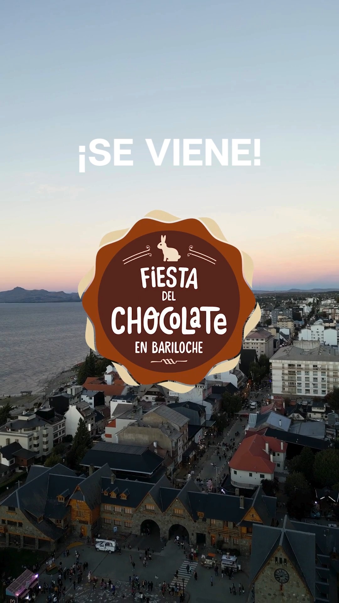 🍫 Abril en Bariloche tiene gusto a chocolate.🐰
Del 02 al 05 de abril. En estas Pascuas viví la Fiesta Nacional del Chocolate y disfrutá uno de los eventos más esperados del año… en familia, en pareja o con amigos.
La barra de chocolate más larga del mundo, juegos para chicos, shows de luces, actividades para todos y una ciudad entera celebrando.
😄Y lo mejor: podés vivirlo todo y después volver a tu refugio frente al lago.
En Refugio del Lago tenés la combinación perfecta:
✔ Ubicación estratégica
✔ Comodidad y espacio
✔ Cocina equipada
✔ Descanso real después de un día lleno de dulzura
Chocolate, fiesta y relax.
📲 Reservá tu estadía y viví abril en Bariloche como se merece.