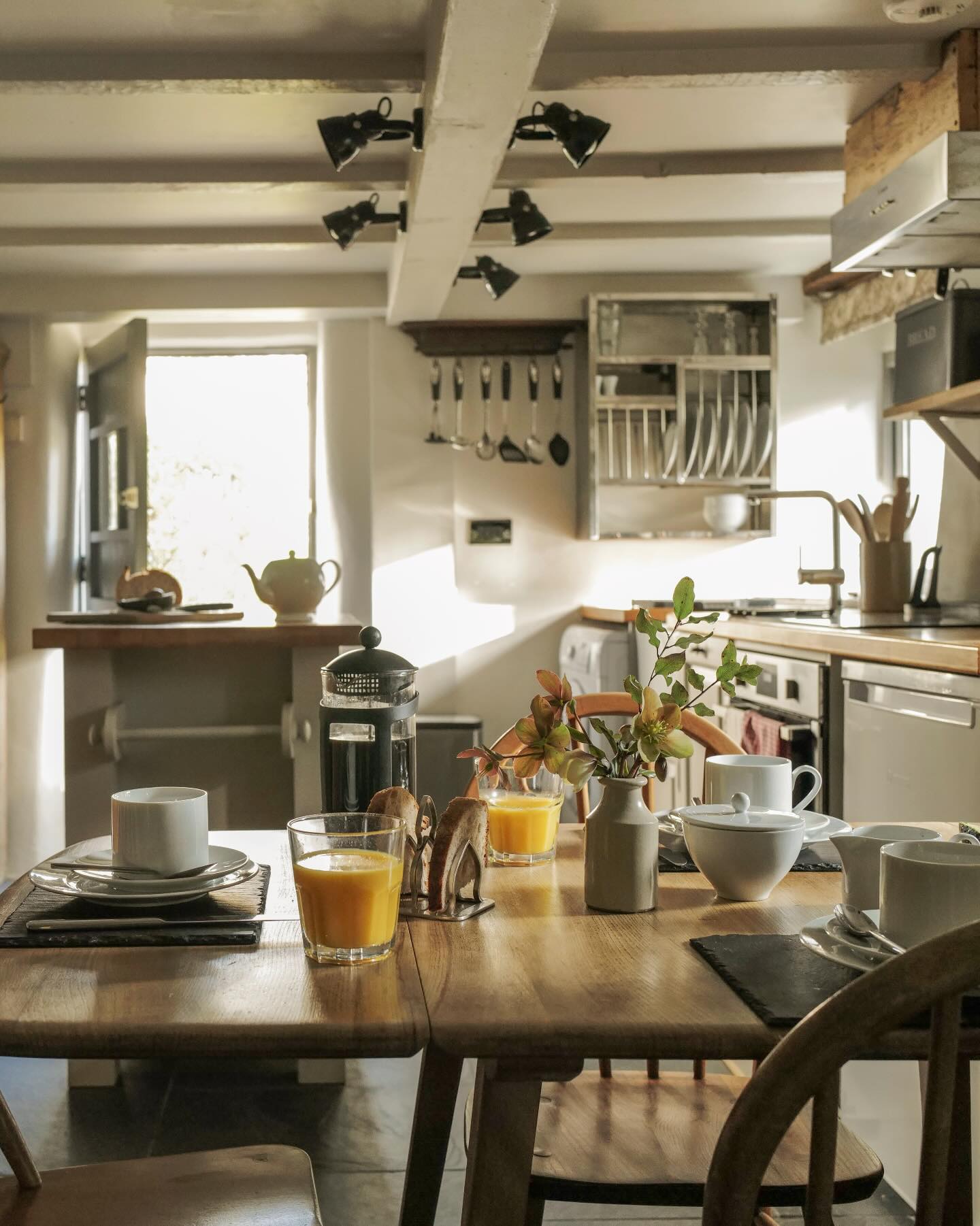 Sunny Sunday breakfasts in Carter's Croft.
#selfcatering #selfcateringcornwall #modernrustic #vintageinterior #cornwallholiday