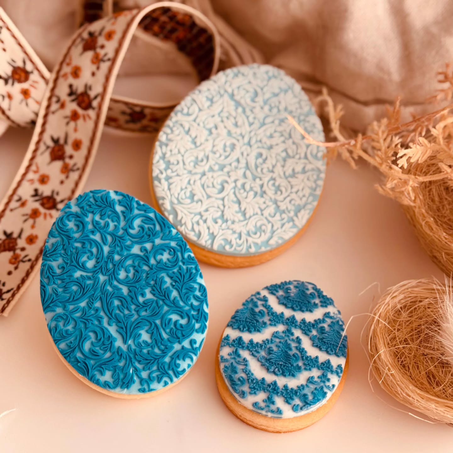 Finishing off the grid with a little something simple and a lesson I learnt along the way.
Sometimes all you need is a standout texture and a simple shape.
Our Damask range of texture plates are so easy to two tone but more importantly look just as stunning in one flat colour.
It's no secret I love the depth and dimension texture brings to a design.
It's become the signature of my vintage brand.
Why?....Because not everything needs all the bells and whistles and seriously, tedious designs take time and time eats into your profits.
I know I never factored my labour into my costs when I started cookie decorating and that was a "huge" mistake.
It took a long time to acknowledge my own worth, both creatively and in this fabulous baking community.
Note to my early cookie decorating self-
Charge your worth, celebrate your uniqueness and let the love for what you do shine through.
Happy Friday Beautiful Bakers. Have the most wonderful weekend.
Cookie content and photography by Bridget @crumbswithlove
#charge your worth
#bakerslife #cookiequeens #vintagesugarcraft
#bakingsupplies