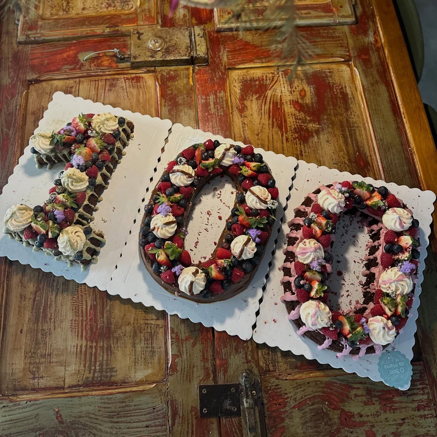 Que felicidade termos tantos clientes a escolherem-nos para celebrarem datas tão especiais! 😍 E que honra fazer este bolo para celebrar 100 anos de vida! O mais incrível é que não é o primeiro! ❤️