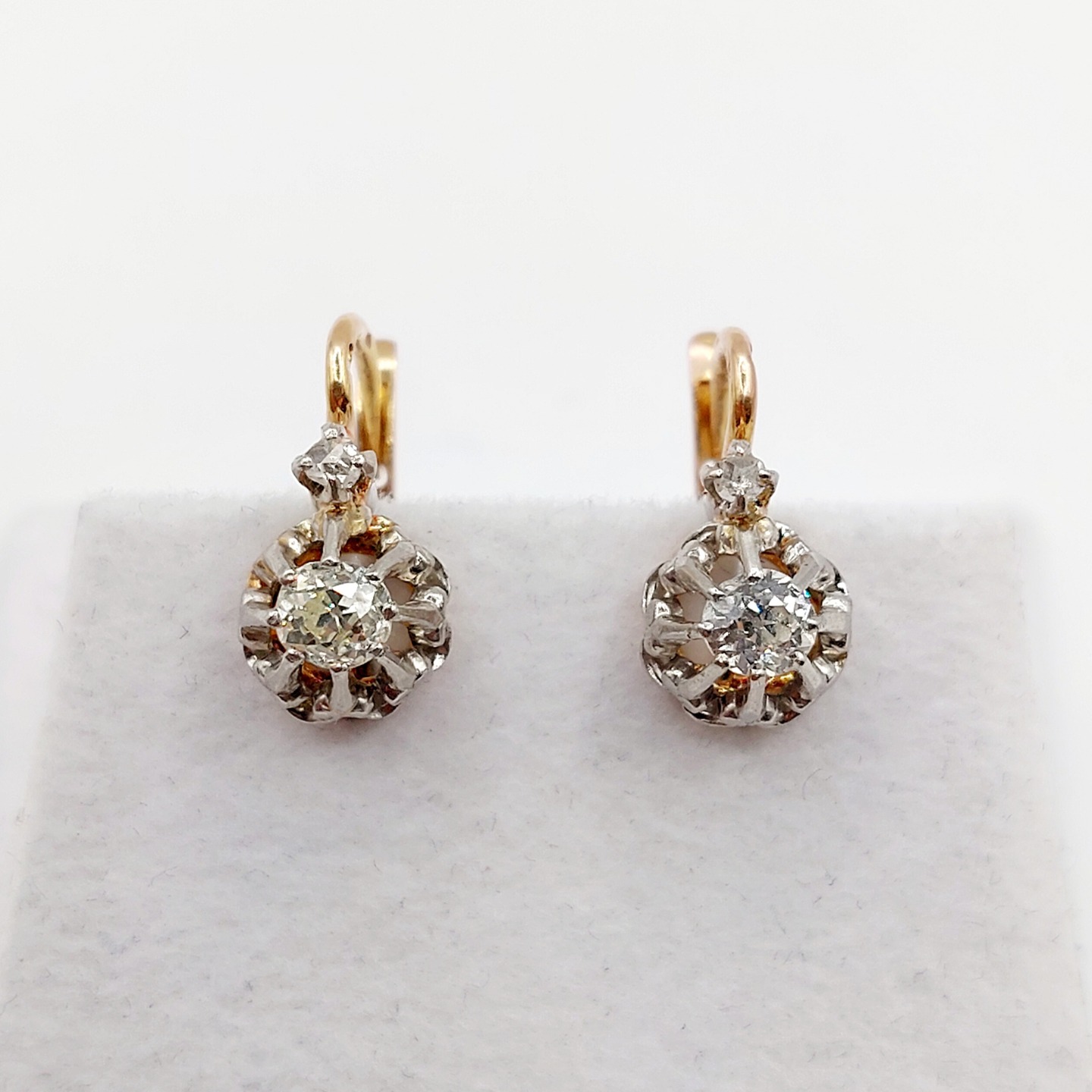 French antique sleepers earrings 18k rose gold set with 0.40 carat of old mine cut diamonds in a fleur-de-lis settings (circa 1900) lever back dormeuse
PRICE : 1090€
Magnificent antique French work from the late 19th century
Dimensions: 14 x 7.5 mm
Weight: 3.90 g
Main diamond size: approximately 4 x 3.6 x 2.5 mm (estimated at 0.20 carats each)
Diamonds in good condition; one diamond has a slightly yellow tint (the difference is more noticeable in the photo than in person), no visible inclusions
Horse's head hallmark and partial maker's mark (French hallmarks), numbered "3226"
#diamondearrings #oldminecutdiamond #diamondsleepers #diamondleverback #leverbackearrings #leverbackearrings #dormeuses #trempleuse #bouclesdoreilles #bouclesdoreillesdiamant #diamant #diamond #antiquediamondearrings #dormeuse #dormeuses
