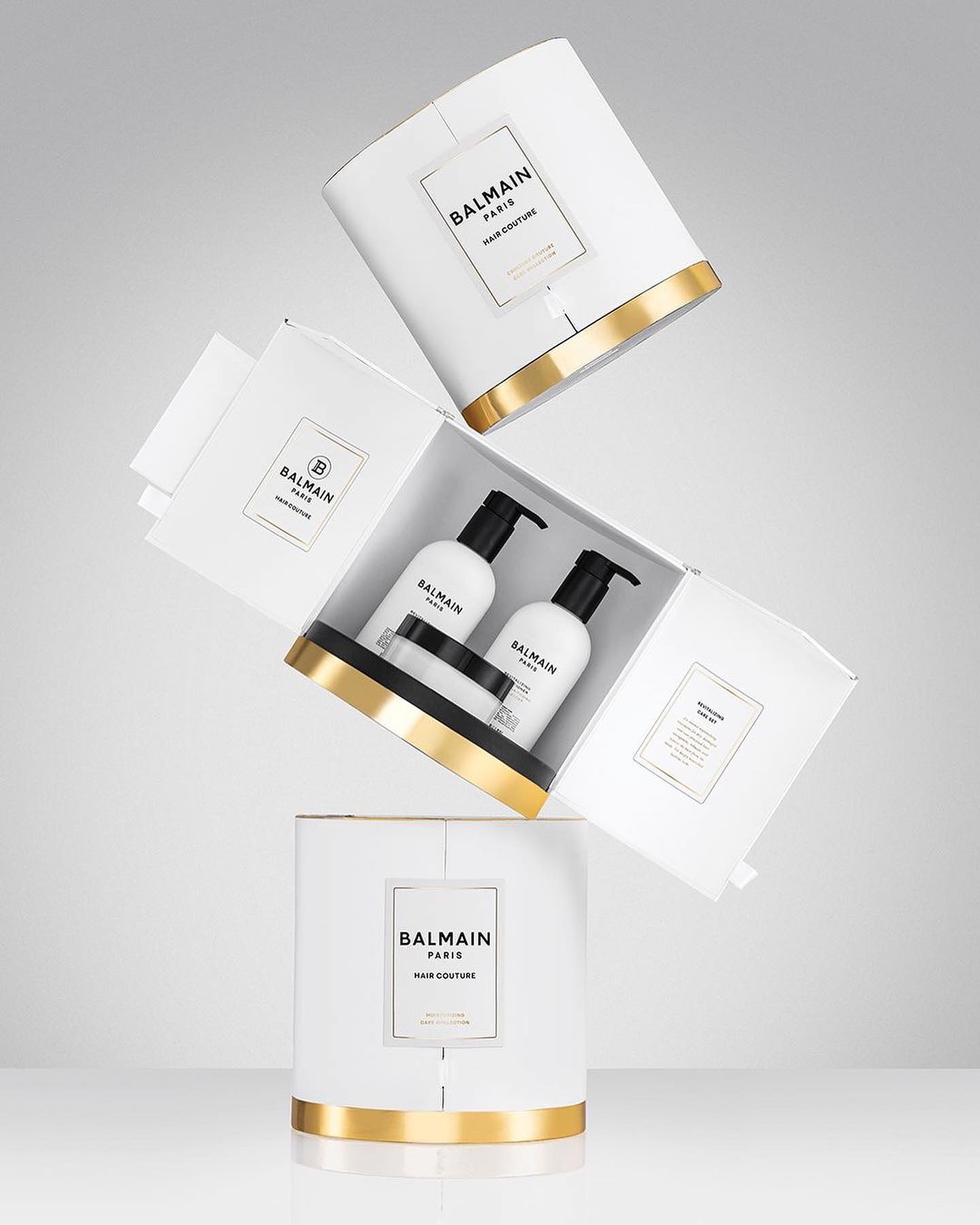 🎁😍 Hét perfecte cadeau!
.
De Fall/Winter 2021 Balmain gift sets zijn de perfecte luxe geschenken tijdens de feestdagen.
.
❄️🎅🏼 In het winterseizoen kan jouw haar extra verzorging gebruiken. Deze Balmain sets zijn voorzien van iconische producten voor ultieme hydratatie, revitalisatie en bescherming.
.
Kies jij voor de Moisturizing Gift Set, Colour Care Gift Set of de Revitalizing Gift Set voor zijdezacht en glanzend haar?
.
✨ Nu te verkrijgen in onze Climax Hair salons en te bestellen via onderstaande WhatsApp link. Bestel snel en heb deze prachtige sets nog vóór de feestdagen in huis!
.
www.climaxhair.nl
☎️: 043 450 1973
WhatsApp: wa.me/31434501973 (link in bio).