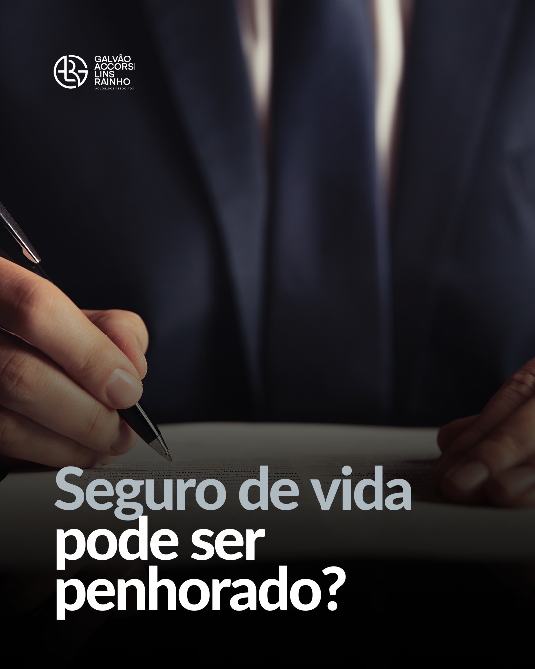 Seguro de vida resgatável pode ser penhorado após saque pelo segurado...
A 3ª Turma do STJ decidiu que valores resgatados pelo próprio segurado em contrato de seguro de vida resgatável podem ser penhorados para pagamento de dívidas.
Segundo o Tribunal, após o resgate, o montante deixa de ter natureza indenizatória e passa a se assemelhar a investimento financeiro, afastando a proteção do art. 833, VI, do CPC.
No caso analisado, o devedor afirmou que havia resgatado o seguro para quitar dívidas trabalhistas de sua empresa.
O STJ reformou decisão do TJDFT e restabeleceu a penhora, ressalvando que poderá haver outra hipótese legal de impenhorabilidade, se comprovada.
Acompanhe o nosso perfil para atualizações jurídicas relevantes.
#DireitoEmpresarial #STJ #Execução #SeguroDeVida #GestãoDeRiscos #Compliance #Empresários #Governança #galradvogados