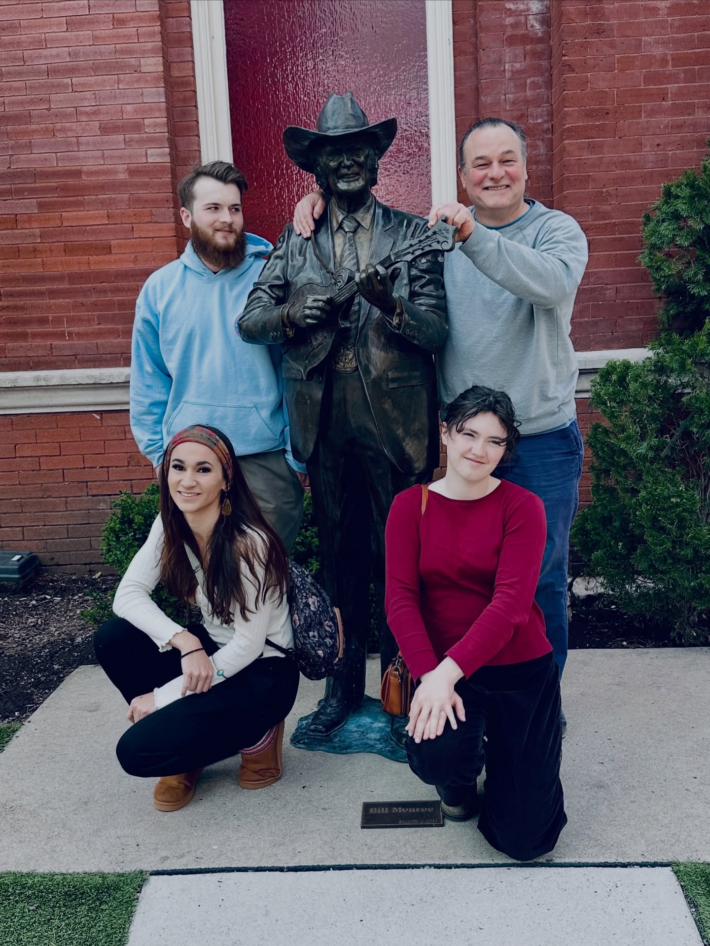 Made a stop in @nashvilletn this past weekend (as we headed to AR) to say hello to @billmonroe_mandolin outside @theryman 🎶🎙️🎻
@james.m.music @syd_christian @jenlbrooke
#billmonroemandolin #fatherofbluegrass #mikemitchellmusic #travelingthroughnashville