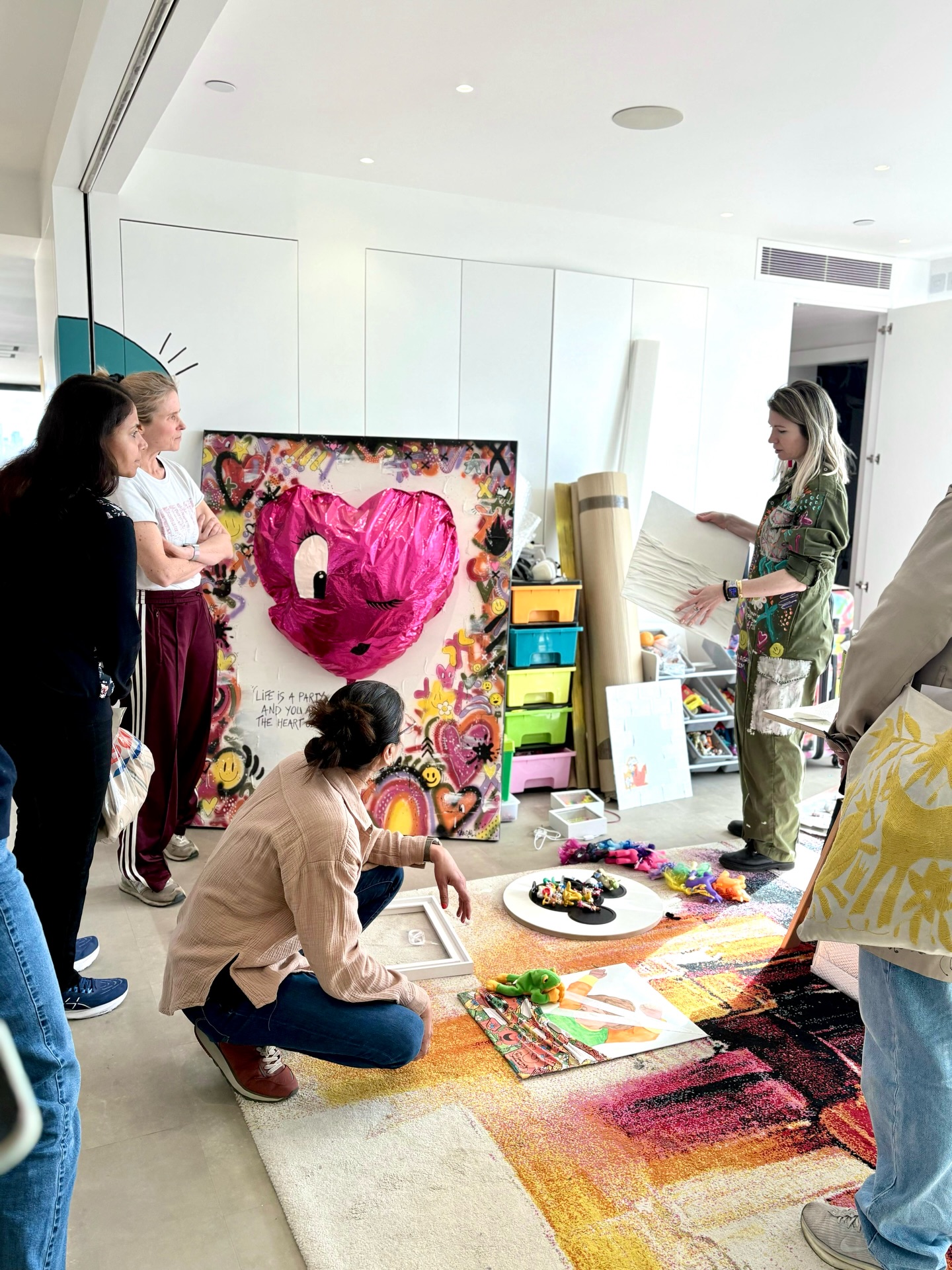 I loved giving a private tour of my studio to this wonderful community of women that @manjari_nw3_nw8 has brought together with @queenagerscollective
Showing WIP pieces and talking about my process and my inspiration, getting immediate reaction and questions about my work was actually amazing.
#katvandal #artiststudios #privateview #londonartist #womeninspiringwomen