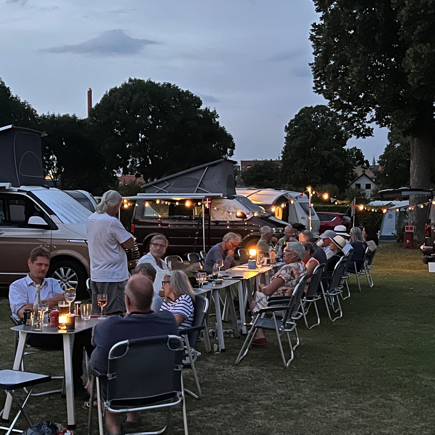 Sommertræf på Hillerød Camping 2022. Annette og hendes familie var fantastiske værter på deres skønne plads. Vi fik lav-selv-pizza, besøg at VW Hillerød hvor der blev nørdet Grand California 600 og 680, samt Multivan T7. Der blev bagt på Omnia og Cadac til den store guldmedalje, så alt var klar til den "lille" bagedyst og lørdag sluttede vi dagen med lækker middag, den store lodtrækning og skøn jazz.
Tak til Hillerød Camping og vores ikke mindst vores KlubPartnere.
@hillerodcamping
#bagsværdlakrids
#dinitroldanmark
#volkswagendanmark
#semlermobility
#volkswagenribe
#volkswagenhillerød
#campontop