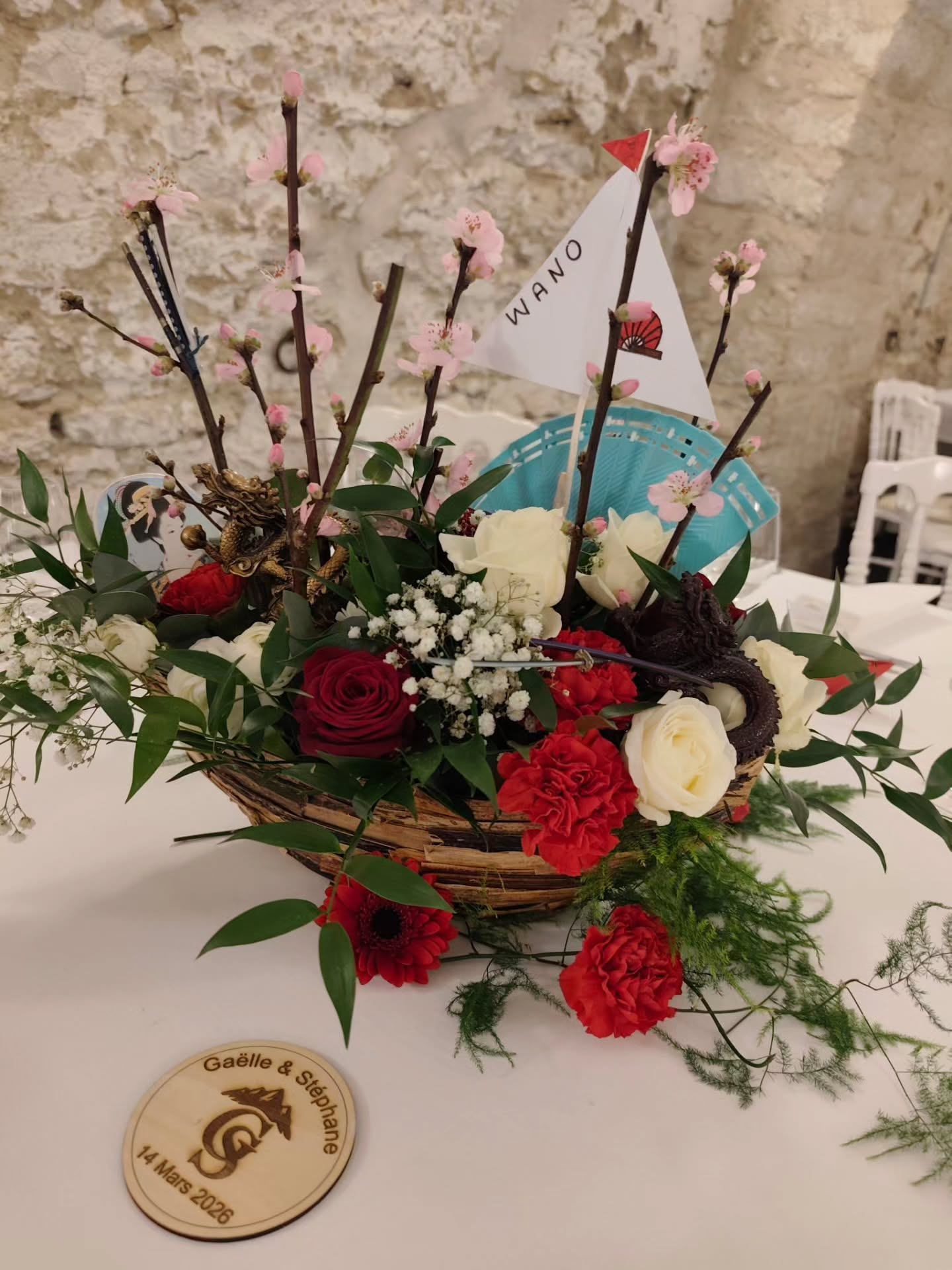 🩷🩵 Wedding day du 14-03-26 🩵🩷
Suite :) avec cette fois-ci les tables des invités !
Je ne verrais plus One Piece de la même façon si je tombe sur des épisodes 😁
Voici notre vision de chaque table, en fleurs et objets décos
Travail précis avec la mariée, pas mal d'échanges de mails et surtout, elle ne savait pas du tout à quoi s'attendre et à aucun moment elle n'a hésité à me laisser sa confiance, leur confiance.
Les bateaux ont été recouverts par nos soins pour un effet vieilli, les décos et voiles ont été ajoutées par les mariés pour la touche finale
Et nous avons décidé d'habiller un peu chaque table aussi pour un lien.
Alors, ceux qui connaissent ? Ça vous plaît cet univers fleuri sur chaque île ? 🌴
🩵
#petalesdemotion
#lachapelledelatour
#fleuriste
#weddingflowers
#mariage