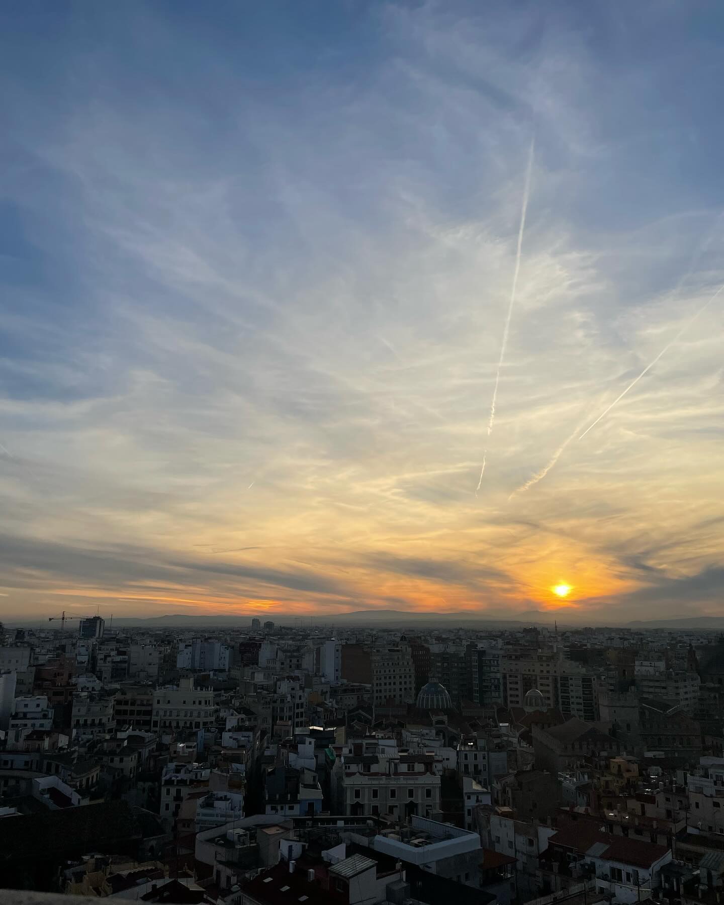 Siete pronti a scoprire la città di Valencia dall’alto? Ecco 2️⃣ posti dove godervi una vista spettacolare 👇🏻
🔔Se vi trovate in Plaza de la Reina salite sul Campanile del El Miguelete o El Micalet per poter ammirare la città. Dopo aver fatto 207 gradini a piedi la vista di Valencia dall’alto vi ripagherà dalla fatica fatta.
Il consiglio? Andate al tramonto, in questo modo riuscirete a scoprire i bellissimi colori della città. Attenzione però. La Torre del Miguelete è famosa per la sua campana, conosciuta come “La Migueleta”che suona al trascorrere dell’ora.
🗼Se vi trovate nel Barrio del Carmen allora non potete non fermarvi alle Torres des Serranos che si aprono alla città attraverso due grandi terrazze. Dalla merlatura si può vedere il centro storico e il Jardín del Turia, mostrandoci la struttura di Valencia nel XIV secolo.
🔎Una leggenda racconta che le persone che attraversavano le Torres de Serranos erano destinate a sognare e vedere visioni durante la notte. Si dice che la città oltre le torri fosse magica e misteriosa.
⁉️Allora vi ho convinti a visitare questi splendidi posti? Se siete stati a Valencia, li avete visitati?
#Valencia #discovervalencia #spain #travelwithiaia #traveltips #sunset #valenciacity #valenciaespaña #valència #valenciaclick #consiglidiviaggio