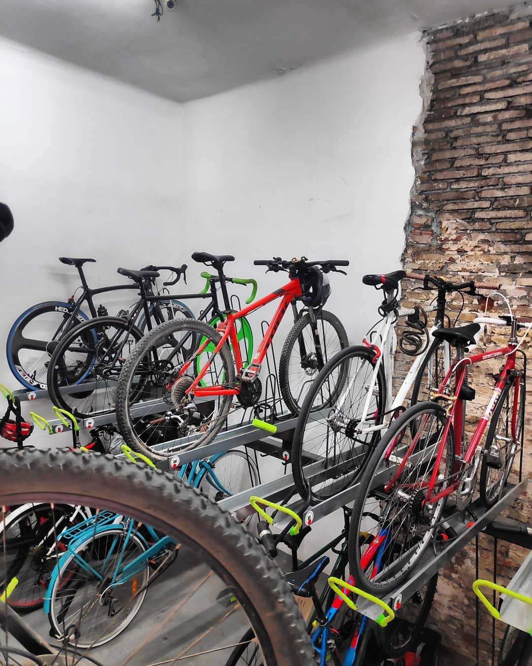 Hola,
Servicios y precios;
Skyb en Barceloneta está creado con el fin de guardar la bicicleta de forma fácil y segura, fomentando así, el uso habitual de la bicicleta en Barcelona, el deporte y bienestar físico, mental.
- Disponible 24h
- Plazas de aparcamientos exclusivas numeradas
- Anclajes de seguridad en cada plaza de aparcamiento
- Puerta motorizada
- Puerta reja de seguridad
- Cámaras de vídeo visión directa 24hs, 365 días al año, Non Stop. Audio, Fotografía
- Sistema de iluminación blanca, por detectores de movimiento
- Seguro por robo
Todos los medios tecnológicos para guardar tu bicicleta de forma fácil y segura, evitando robos, deterioro, ganando espacio en tu piso y así poder tu bicicleta ideal. Puedes pasar y ver como funciona
Dirección parking: Sant Elm, 4.
Oficina Privada
Skybicicletas@gmail.com
Facebook: Skyb.parking
Web: http://www.skyflats.es/skyb
#barcelona #biciocasionbarcelona #bicibarcelona #bicingbarcelona #barcelonaenbici #barcelonacity #barcelona_cat #barcelona_world #barc #barcelonabeach #ciclismo #bici #cycle #bikelife #roadbike #sport #bicicleta #barcelona #ciclista #instabike #instacycling #barcelonetabikes
