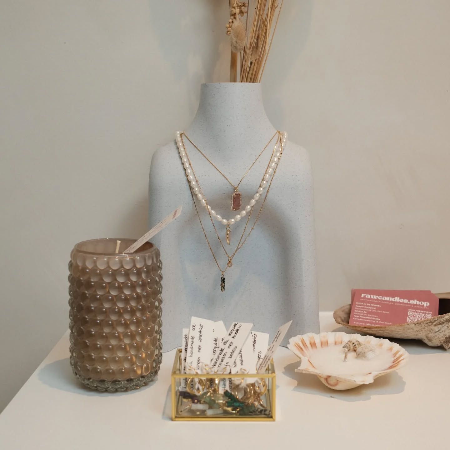 RESTOCK bij @lab.bysuus
Nieuwe handgemaakte kettingen en oorbellen (ja de labels zijn wat groot, work in progress 🙊). Allemaal 18K verguld en met een unieke edelsteen.
Ketting: €39,95
Paar oorbellen: €19,95
En een nieuwe geurkaars: de taupe bubbel candle. Laf it 😍. Helemaal beige estheatic en gegeurd met de lekkerste lentegeur: Flowers. Heerlijk om van te genieten met dit onstuimige weer. En brandt zo'n 40 uur, 3x langer dan een paraffinekaars. Als de kaars is opgebrand, kun je deze gewoon bij mij refillen. Mooi, duurzaam én goed voor je portemonnee.
Taupe Bubbel Candle: €16,95
Binnenkort kun je deze taupe bubbel candle ook in mijn webshop kopen, maar voor nu zijn ze alleen nog verkrijgbaar bij @lab.bysuus
Liefs,
Robin