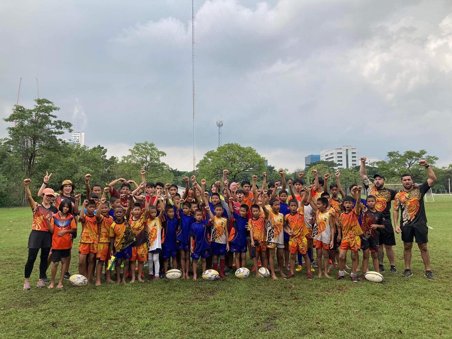 Rain the night before made for a fun day for the kid’s at training. The field was wet and muddy but that didn’t stop anyone from working hard.
With large numbers again we split the kids and worked on our attack and defense. Also getting back into tackling safely and knowing good body placement when tackling.
Nak Suu is working hard for a few tournaments coming up soon.
#naksuurugbyacademy #naksuurugby #naksuu #rugby #grassrootsrugby #charity #sports #worldrugby #thailandrugby #bangkok #thailand
