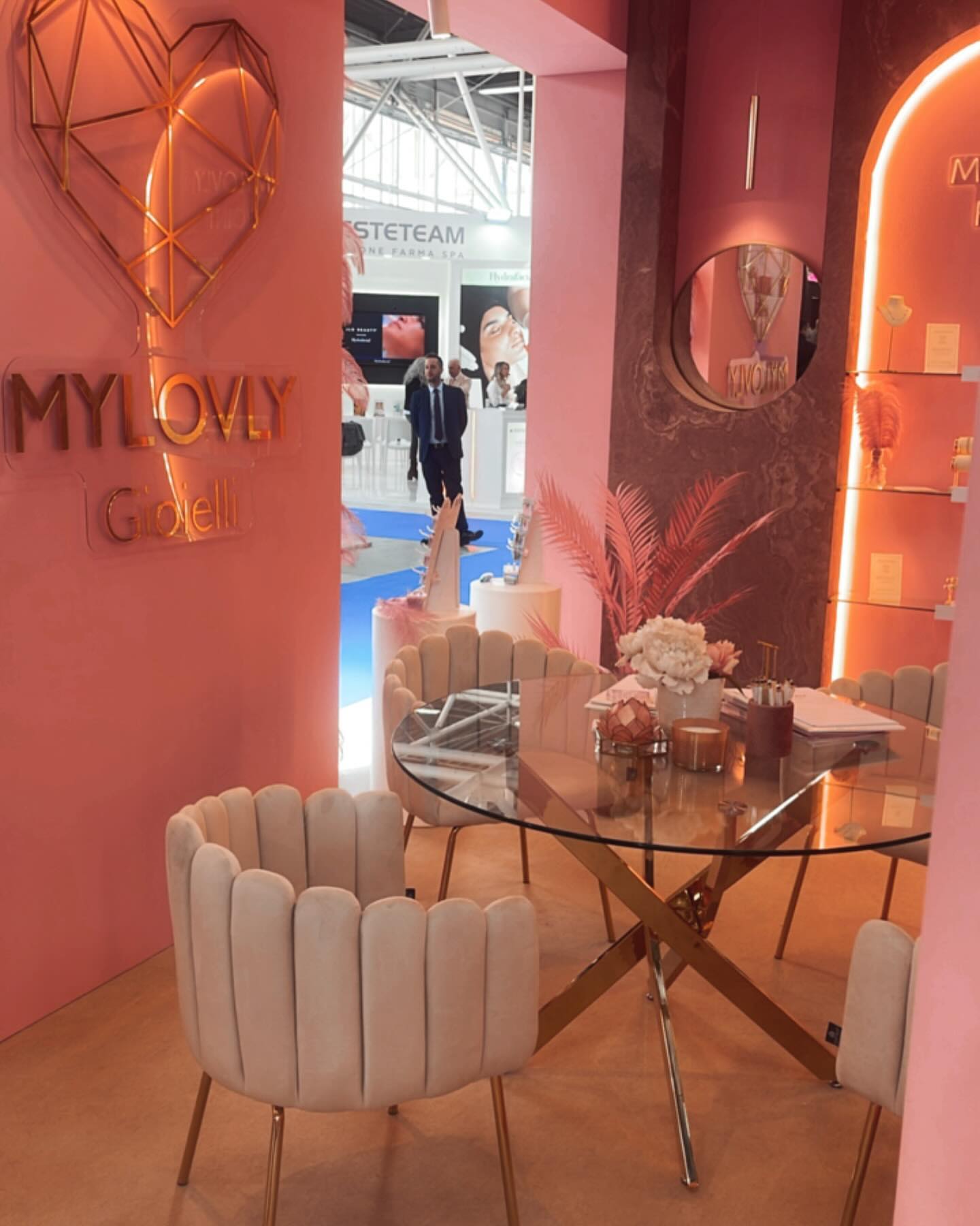La cura nel cercare di superare ogni volta gli standard per dare un’esperienza unica e personalizzata.
@mylovlygioielli @cosmofarma_exhibition
Typelovers events - we create, you celebrate.
#mylovlygioielli #cosmofarmaexhibition #allestimenticreativi #allestimentifieristici #stand #businessevents #artdirection #artdirector #interiordesign