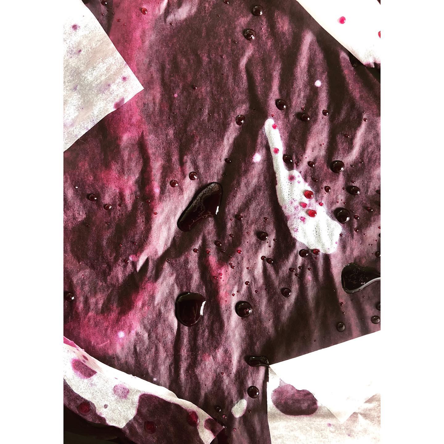 Oh that color!
This jam is a special treat: we squeezed the skin from each individual grape, pitted the flesh and put the skin back together and finally processed it into this fine jam.
I don't need to describe their taste: you either love it or you don't! We ❤️ it
#uvaamericana #uvafragole #concordgrape #konfitüre #preserve #lowsugar #organic #seasonal #makingrealthings #coloursarebeautiful #manufaktur #primalacucina